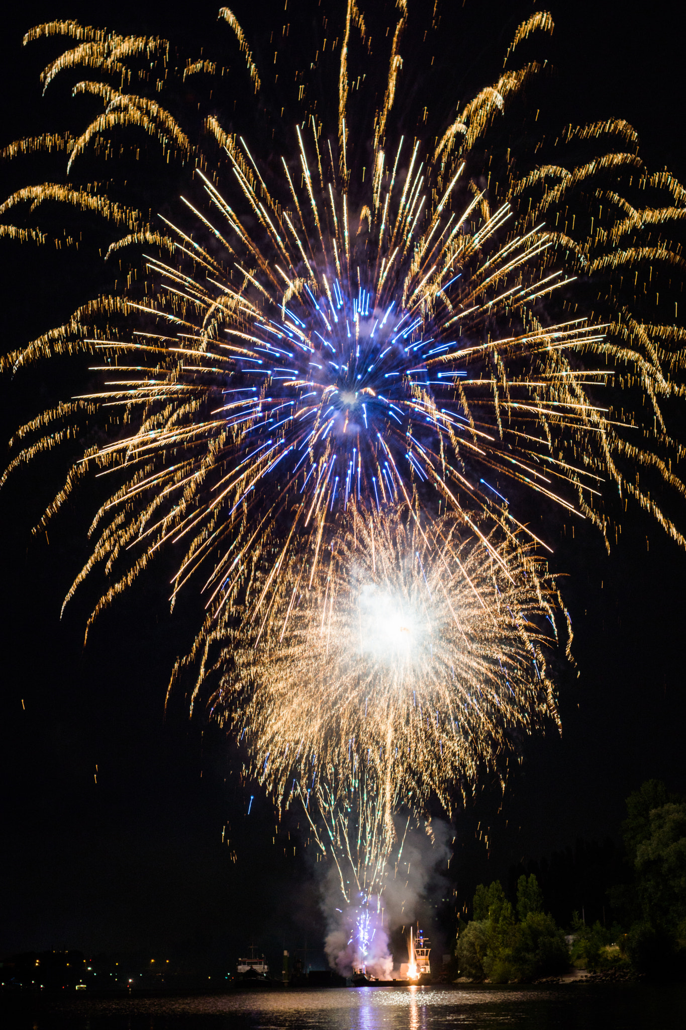 Sony SLT-A77 + Sony 35mm F1.4 G sample photo. Fireworks photography