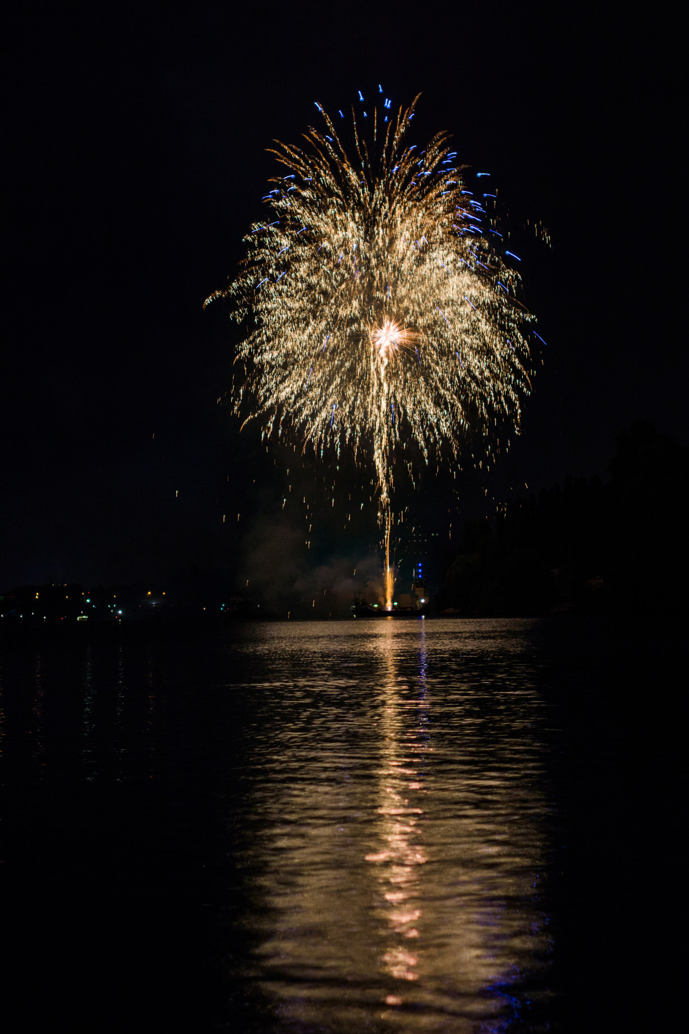 Sony SLT-A77 + Sony 35mm F1.4 G sample photo. Fireworks photography