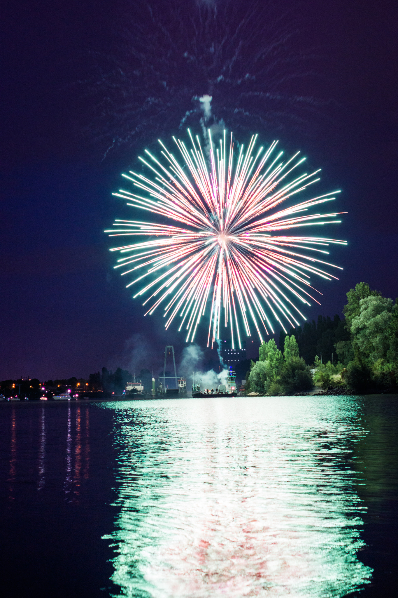 Sony SLT-A77 + Sony 35mm F1.4 G sample photo. Fireworks photography