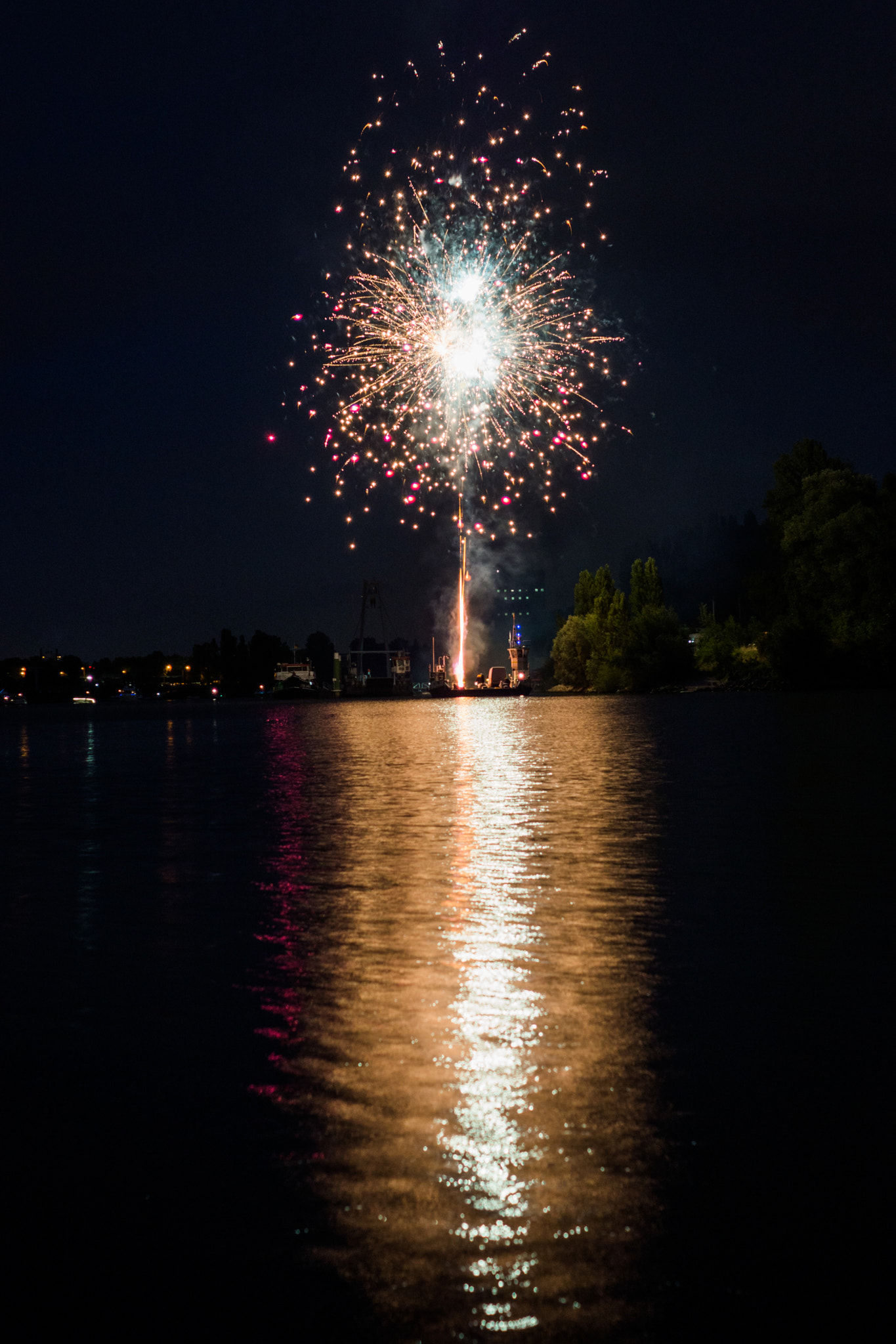 Sony SLT-A77 + Sony 35mm F1.4 G sample photo. Fireworks photography