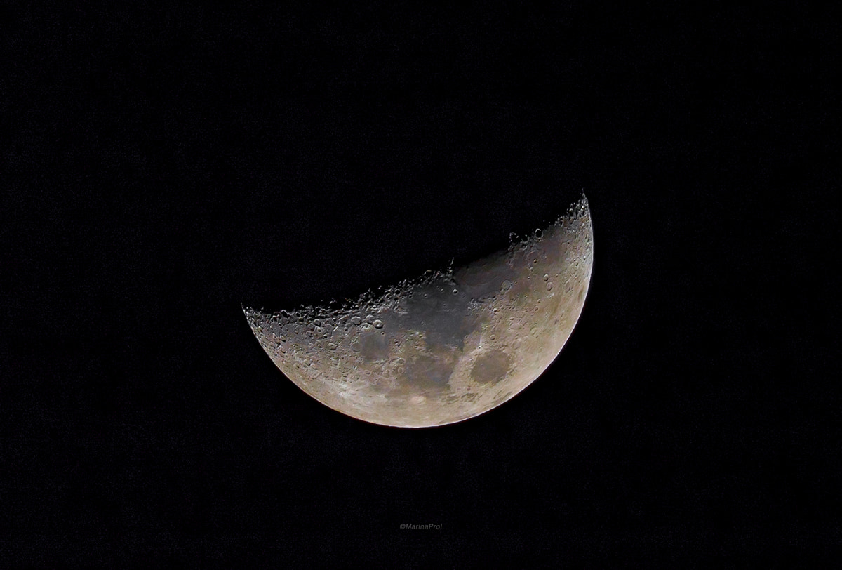 Nikon D610 + Sigma 150-600mm F5-6.3 DG OS HSM | S sample photo. Tonight's moon photography