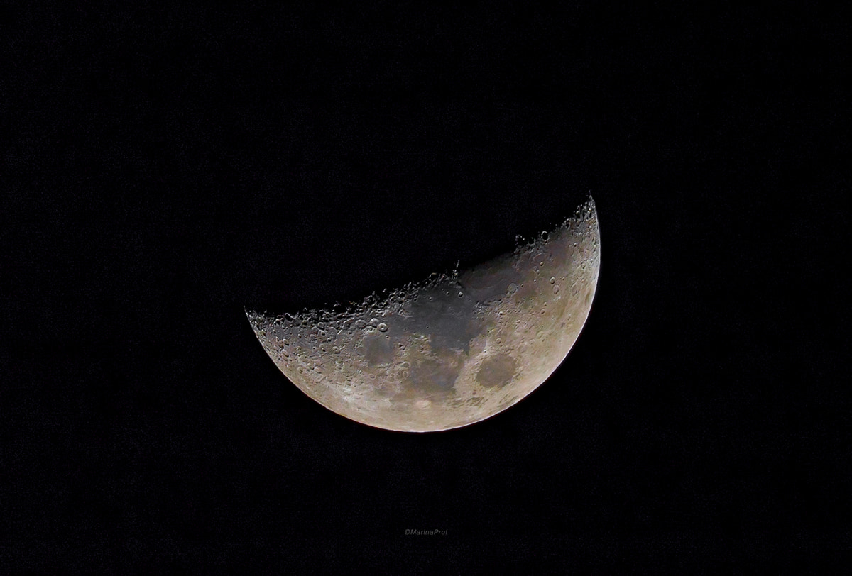 Sigma 150-600mm F5-6.3 DG OS HSM | S sample photo. Tonight's moon photography