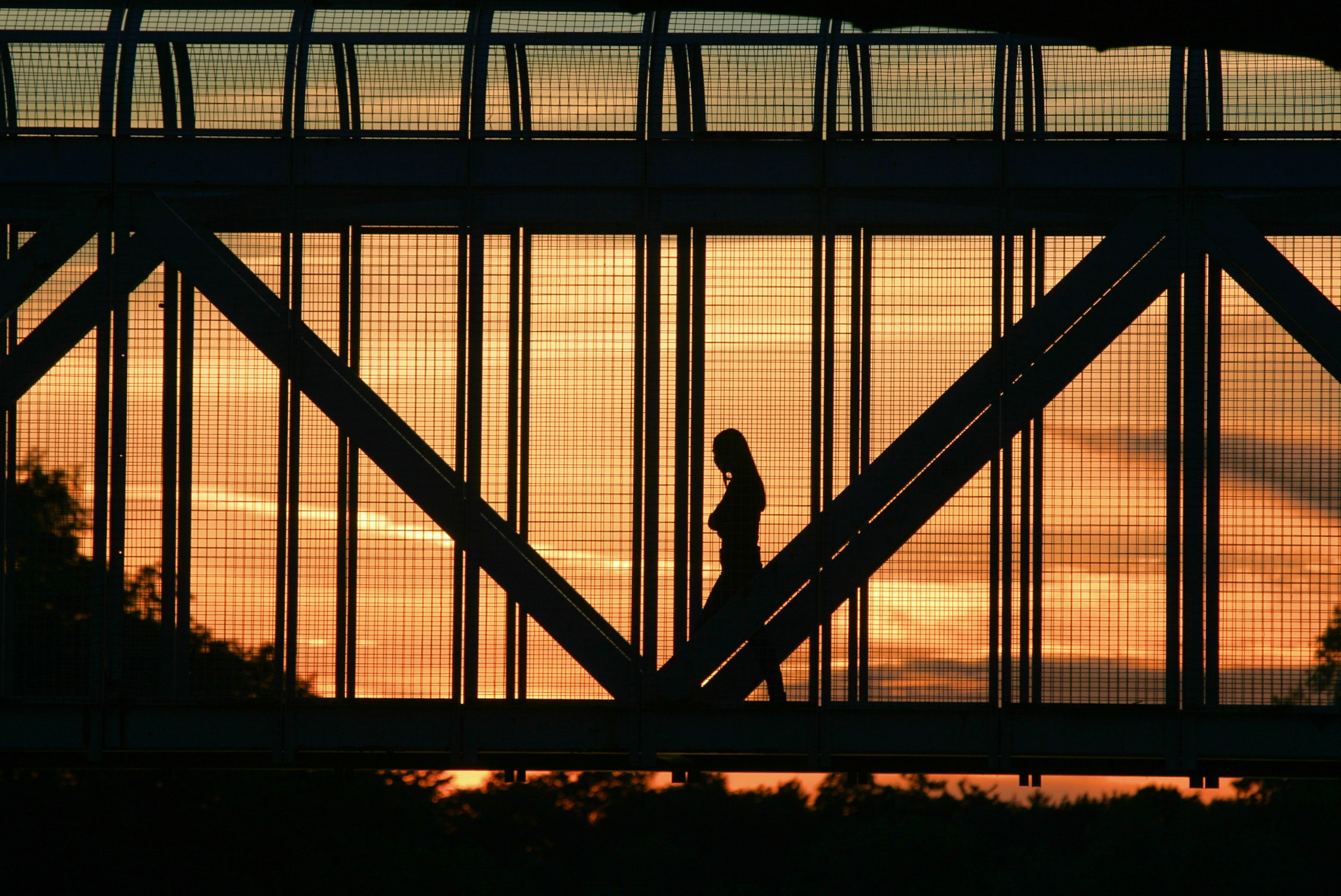Canon EOS 400D (EOS Digital Rebel XTi / EOS Kiss Digital X) sample photo. Young woman on bridge photography