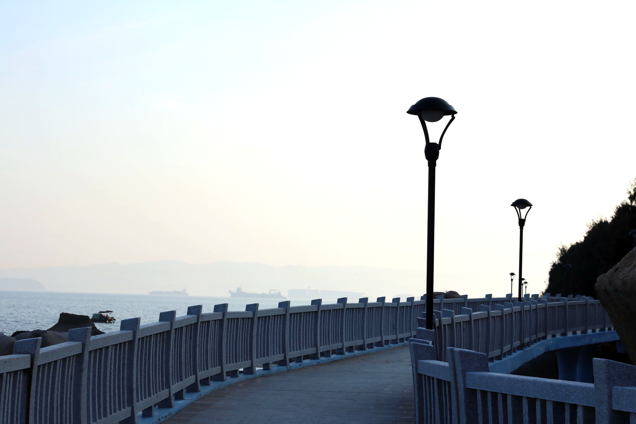 Canon EOS 750D (EOS Rebel T6i / EOS Kiss X8i) + Canon EF 50mm F1.8 II sample photo. 栈道 photography