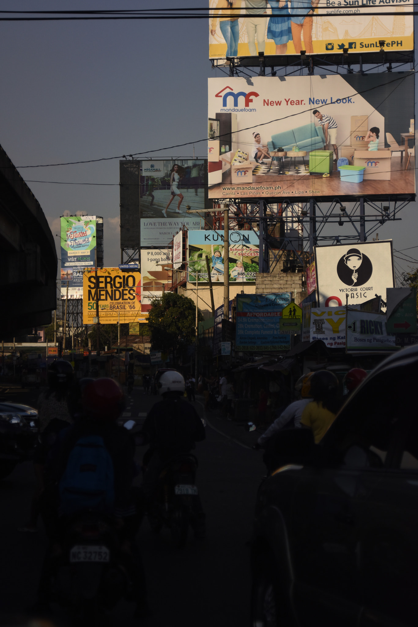 AF Zoom-Nikkor 28-80mm f/3.3-5.6G sample photo. "shh" - manila traffic photography