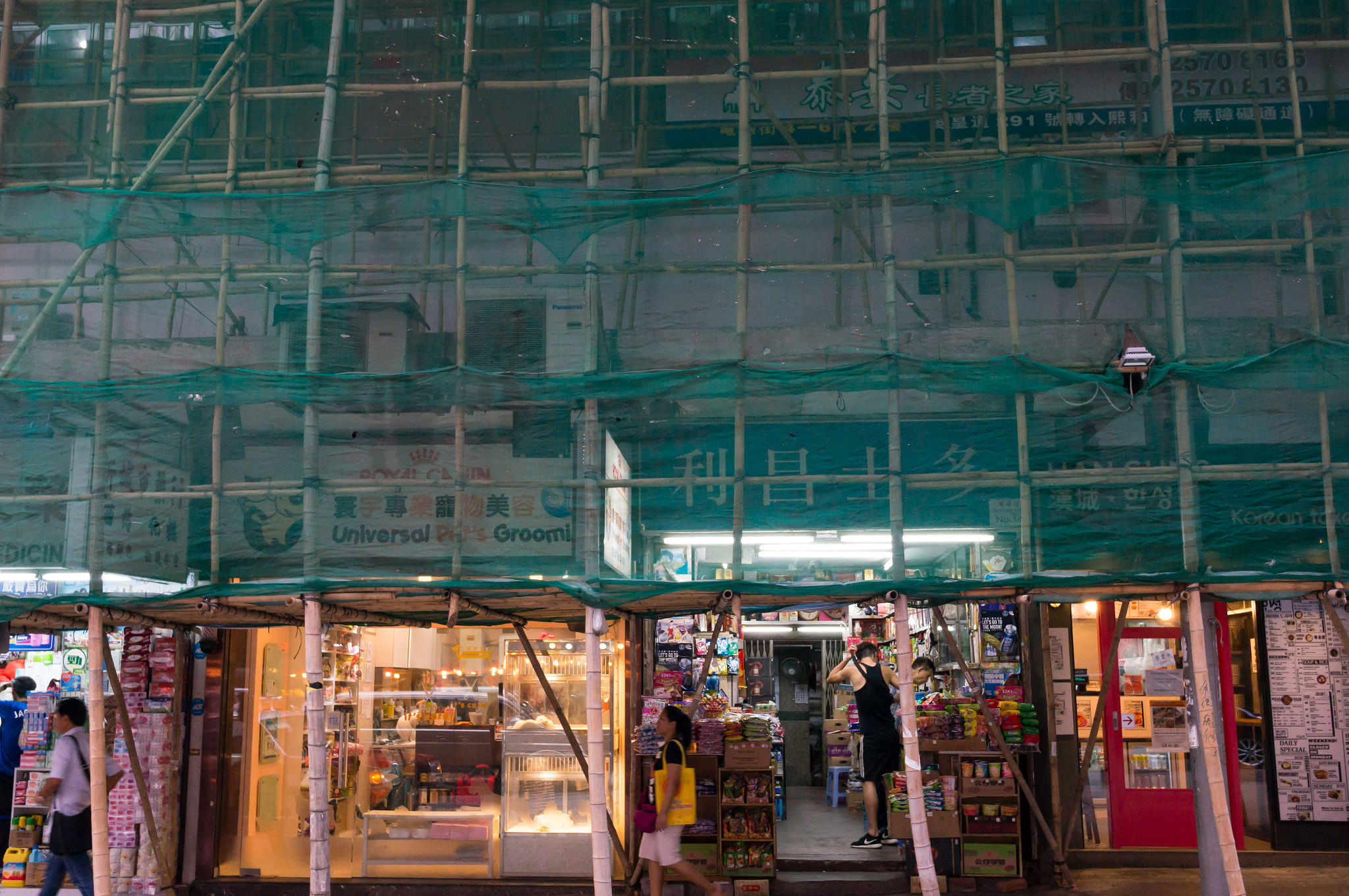 Sony Alpha NEX-6 + Sony Sonnar T* E 24mm F1.8 ZA sample photo. Street view photography