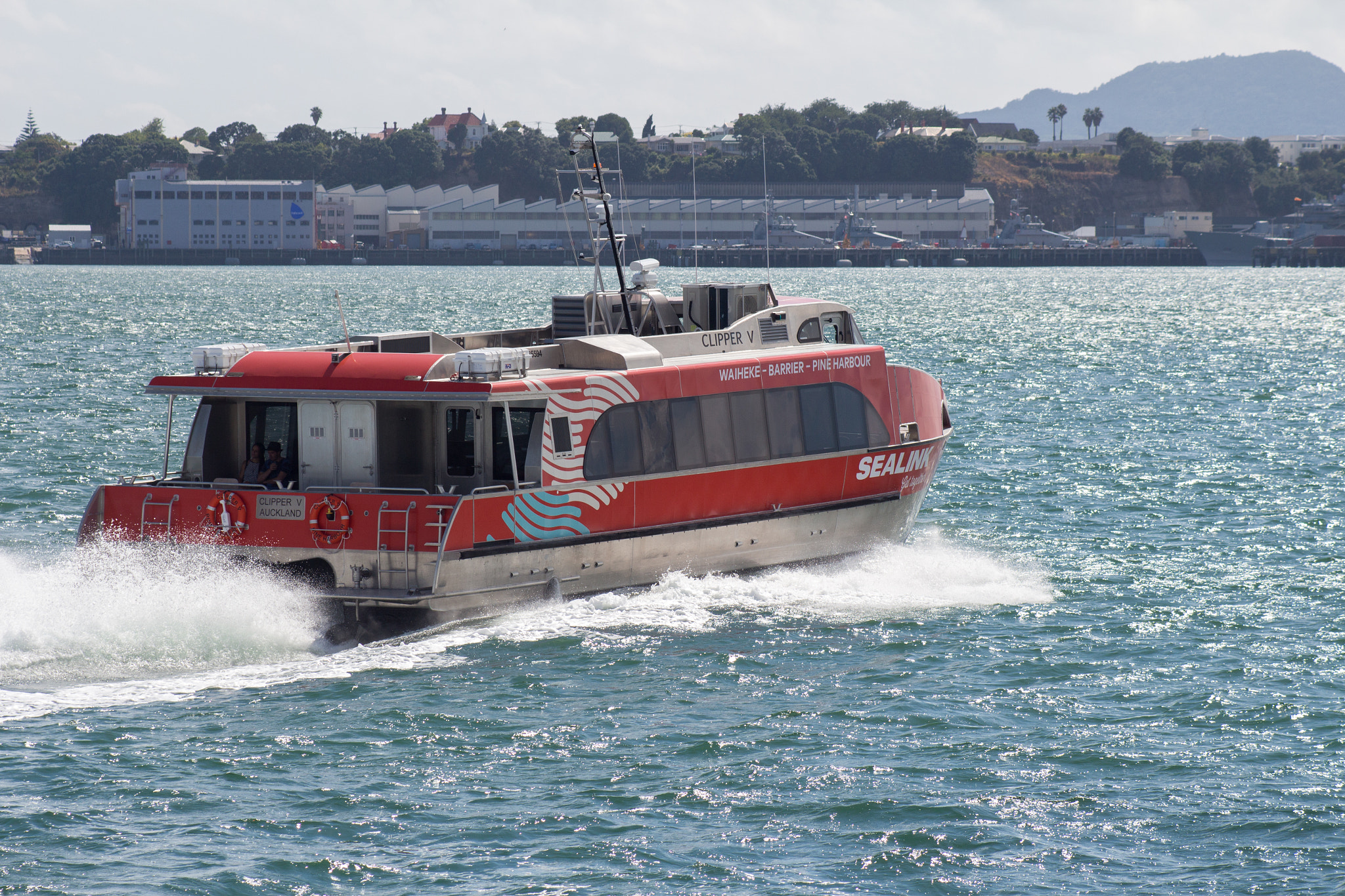Canon EOS 700D (EOS Rebel T5i / EOS Kiss X7i) + Canon EF 80-200mm F4.5-5.6 II sample photo. Sealink pine harbour ferry clipper 5 photography