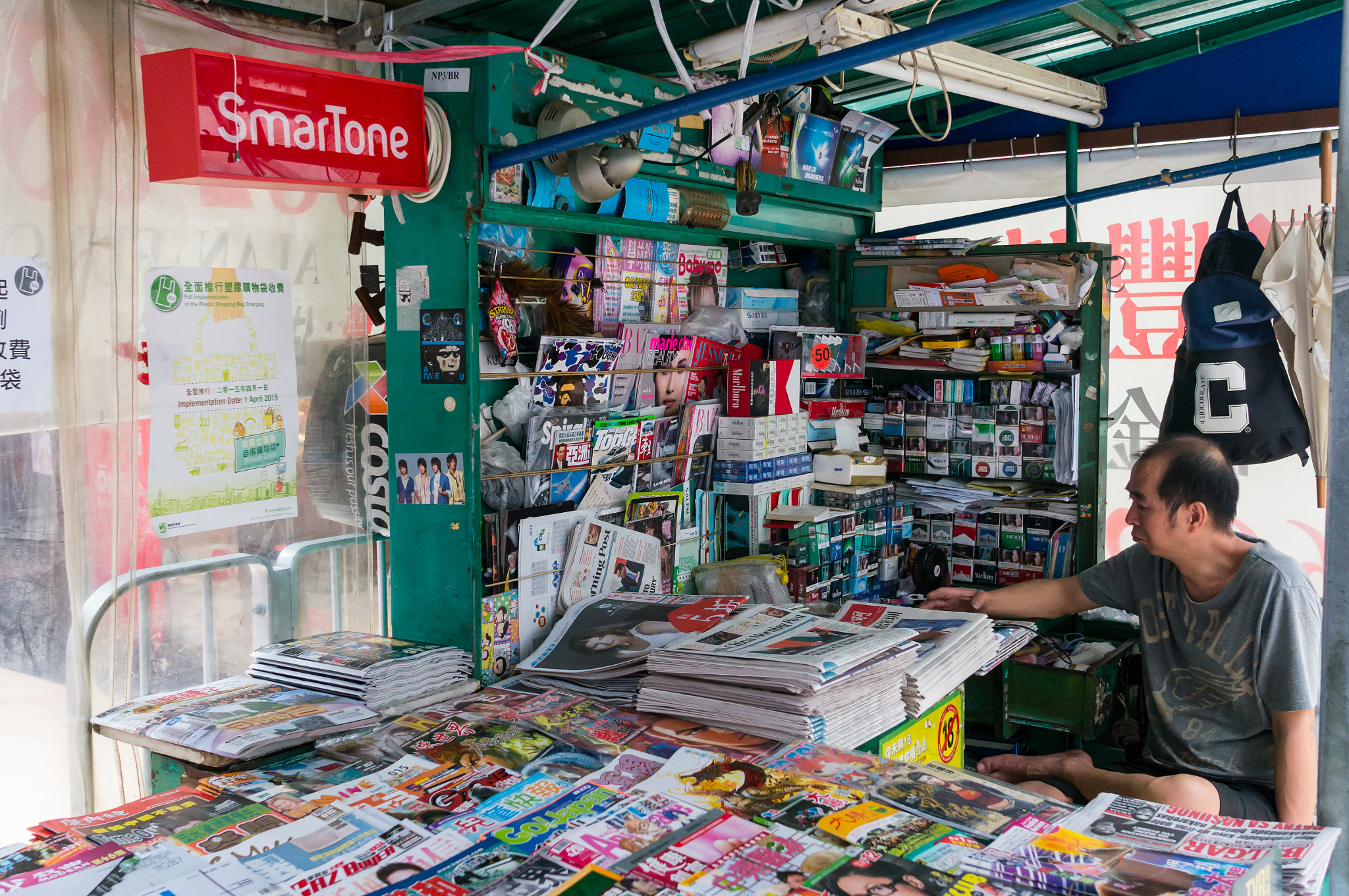 Sony Alpha NEX-6 + Sony Sonnar T* E 24mm F1.8 ZA sample photo. Newspaper vendor photography