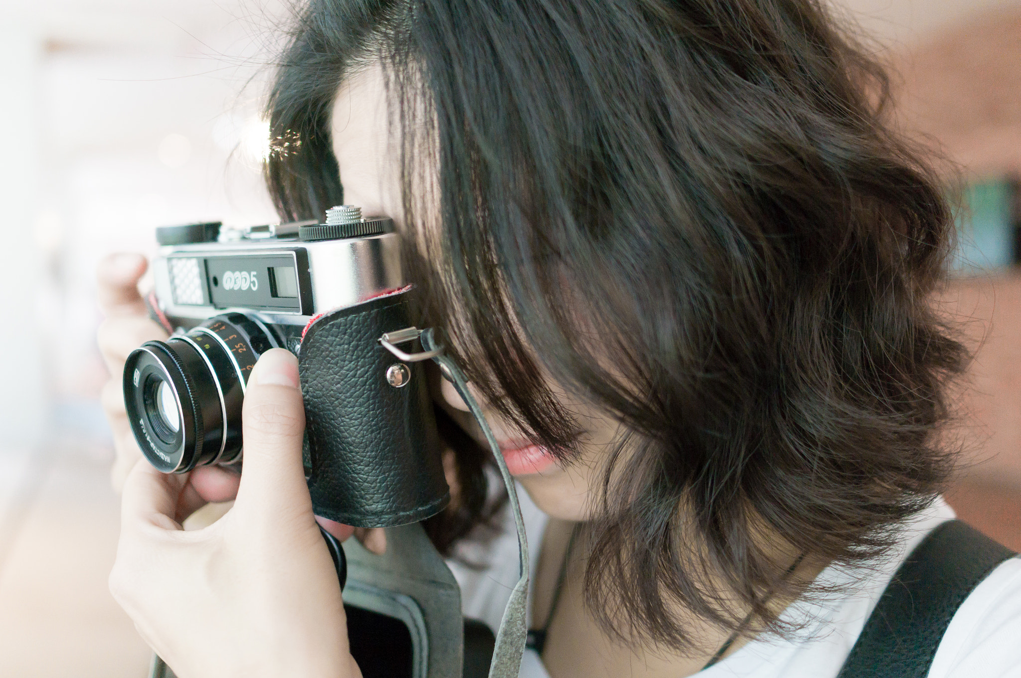 Sony Alpha NEX-6 + Sony Sonnar T* E 24mm F1.8 ZA sample photo. Girl and old camera photography