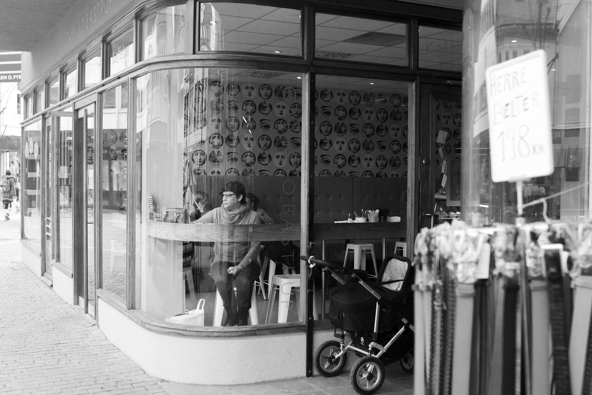 Canon EOS 500D (EOS Rebel T1i / EOS Kiss X3) + Canon EF 28mm F1.8 USM sample photo. Woman at café photography