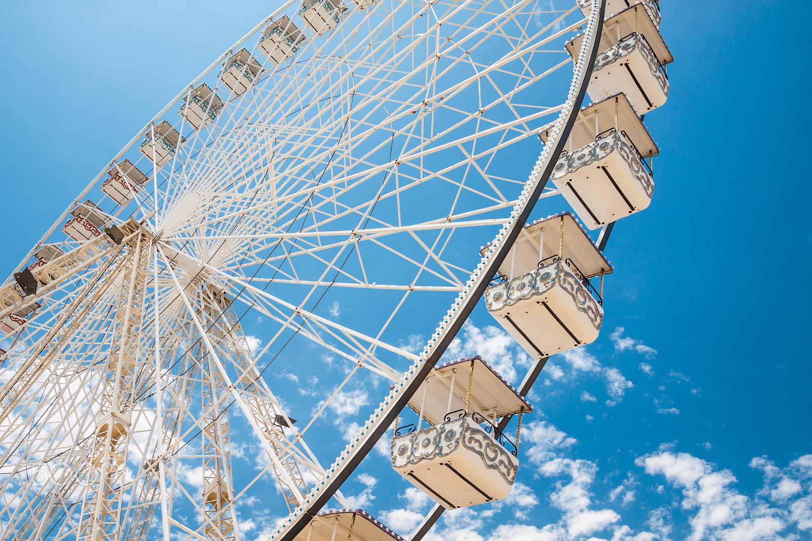 Canon EOS 50D + Sigma 18-50mm f/2.8 Macro sample photo. Ferris wheel of fair and amusement park photography