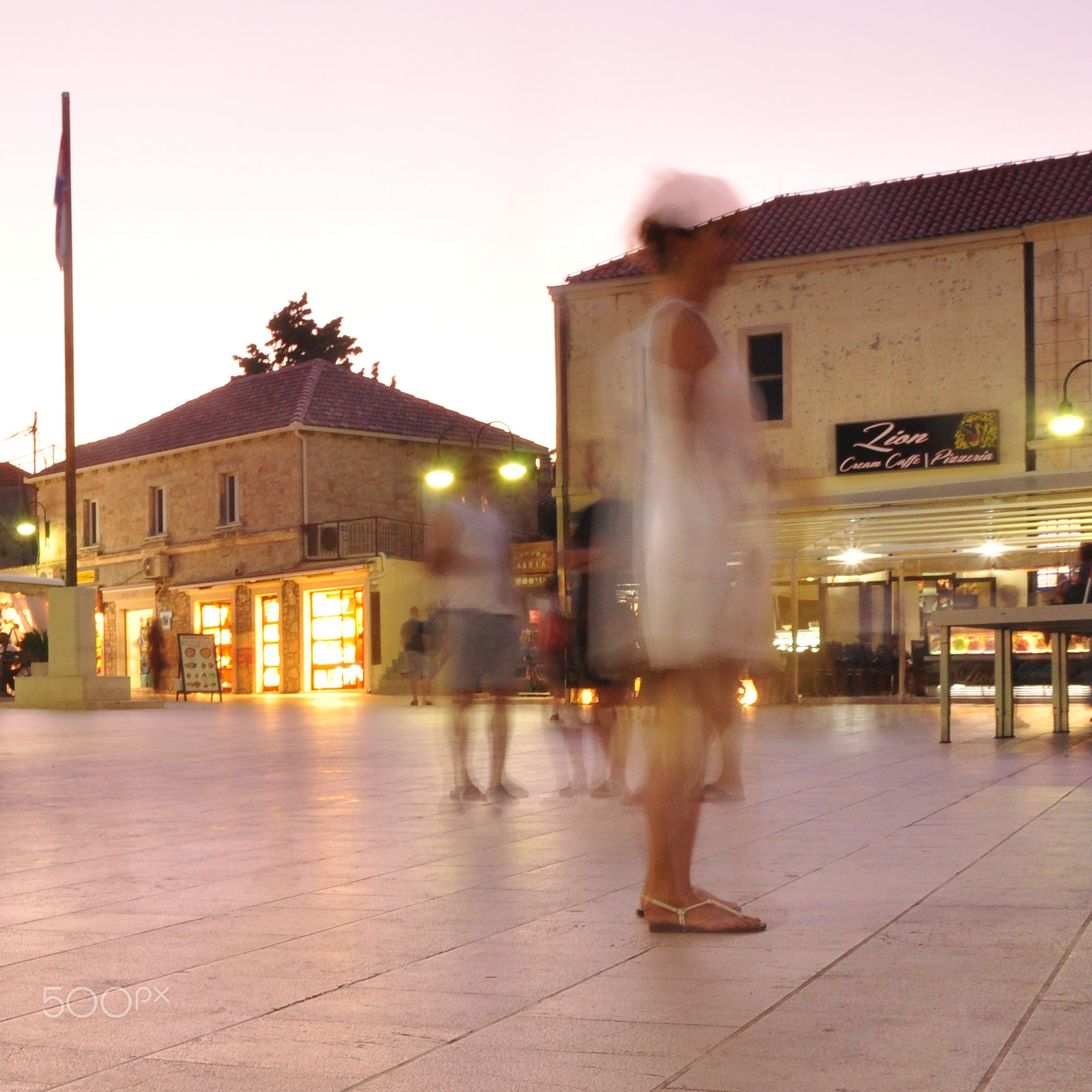 Sigma 18-250mm F3.5-6.3 DC Macro OS HSM sample photo. Streetlive photography