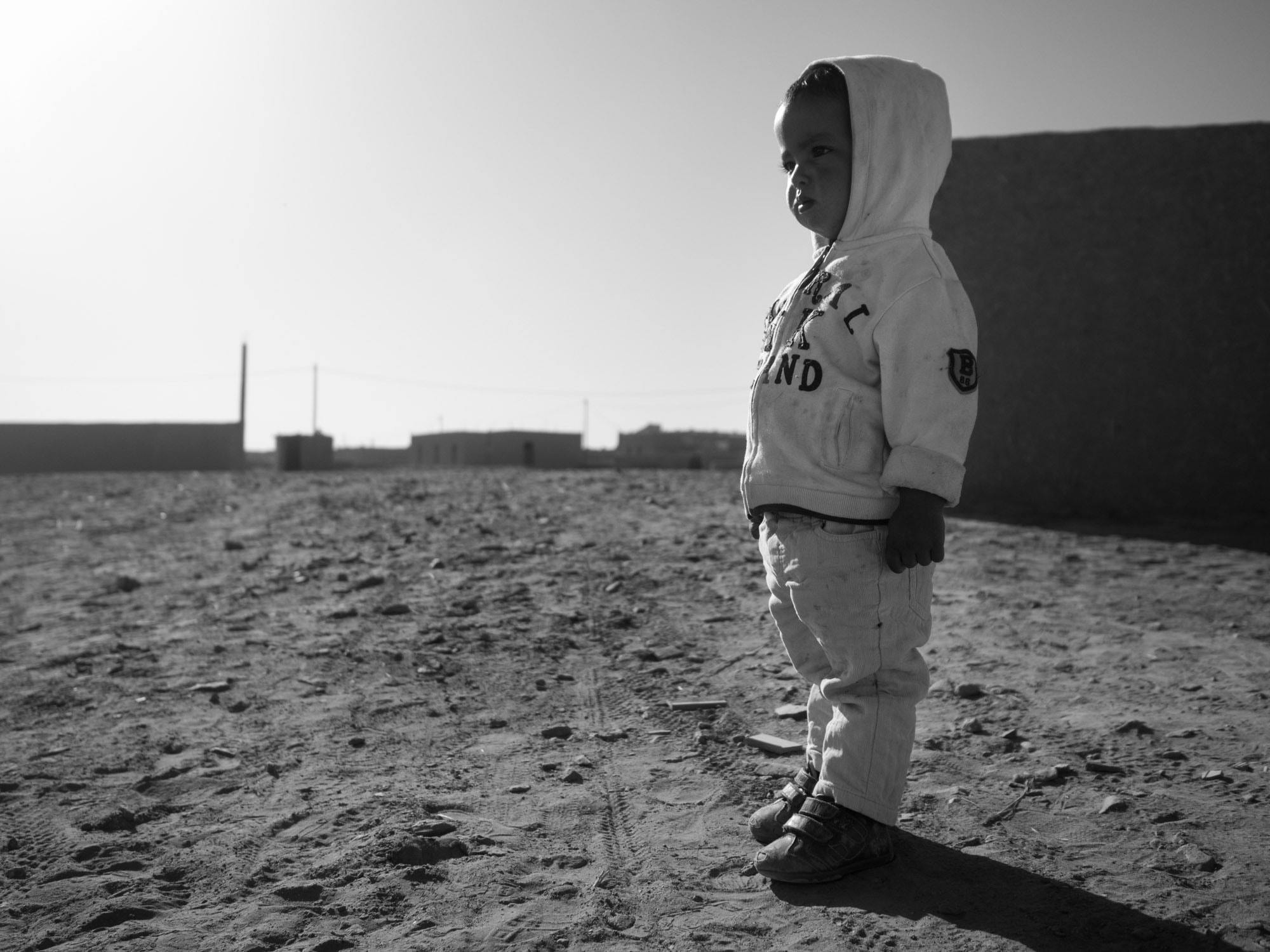 Olympus OM-D E-M1 + Olympus M.Zuiko Digital 17mm F1.8 sample photo. The only child in the desert // merzouga, morocco photography