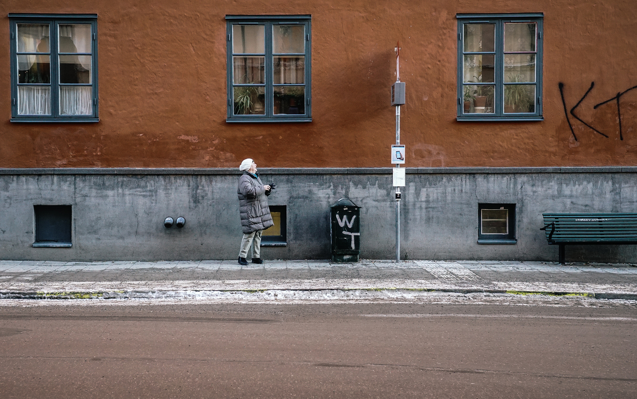 E 32mm F1.8 sample photo. Waiting for the bus at södermalm photography
