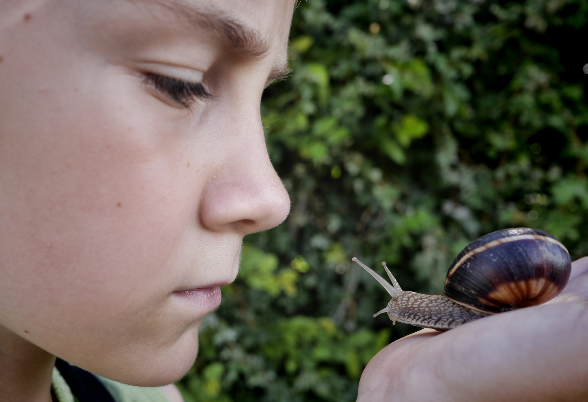 Panasonic Lumix DMC-GH3 + Panasonic Lumix G 14mm F2.5 ASPH sample photo. Boy&snail photography