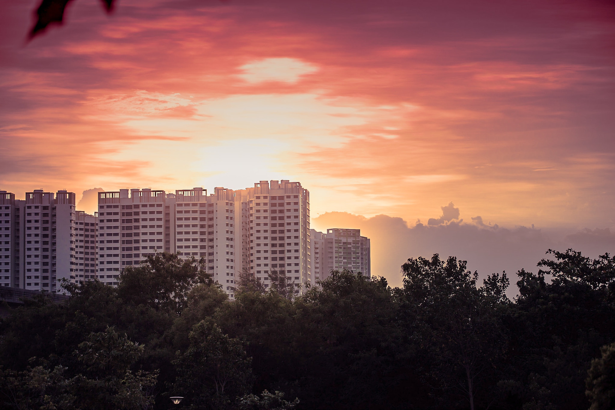 100mm F2.8 OSS sample photo. Dusk is coming photography