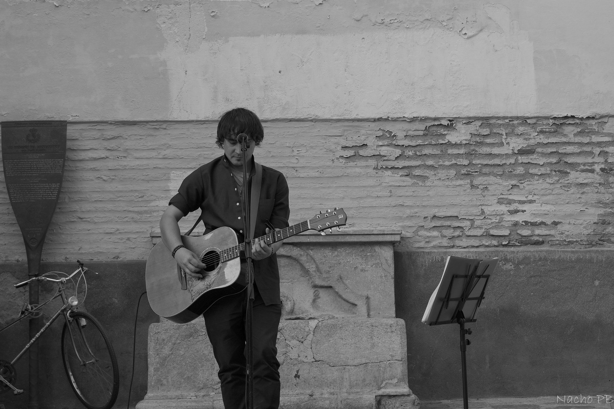 Samsung NX3000 + NX 20-50mm F3.5-5.6 sample photo. Musician on granada's streets photography