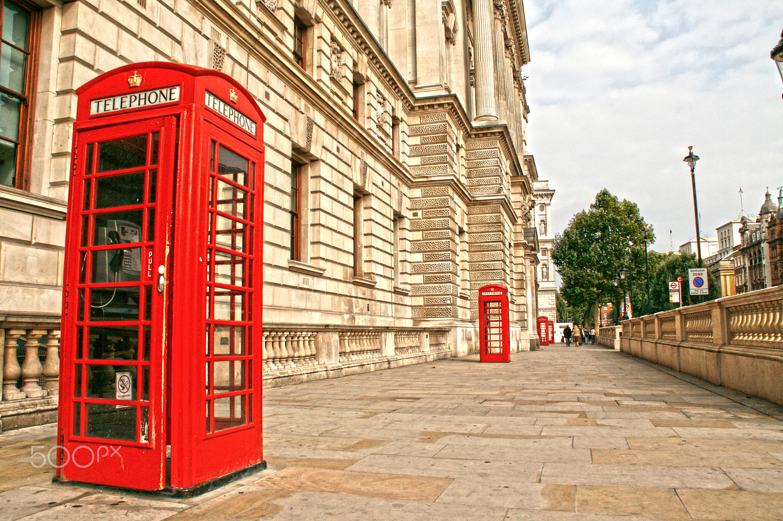 Canon EOS 400D (EOS Digital Rebel XTi / EOS Kiss Digital X) sample photo. London red phone booths photography