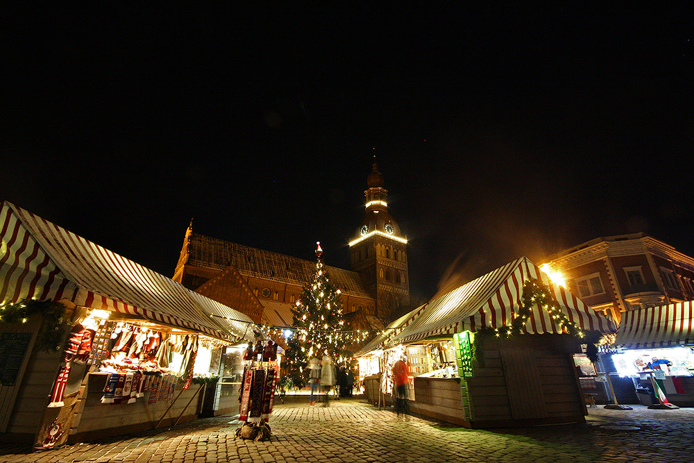 Canon EOS 1000D (EOS Digital Rebel XS / EOS Kiss F) + Sigma 10-20mm F4-5.6 EX DC HSM sample photo. Christmas lights in dome square photography