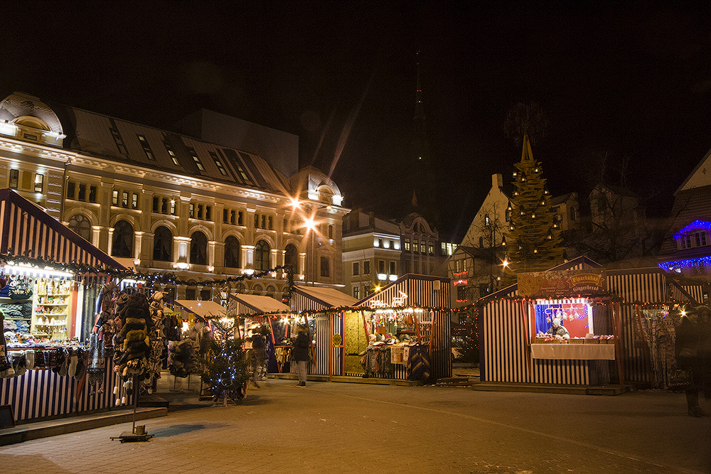 Canon EOS 1000D (EOS Digital Rebel XS / EOS Kiss F) + Sigma 10-20mm F4-5.6 EX DC HSM sample photo. Quiet christmas market photography