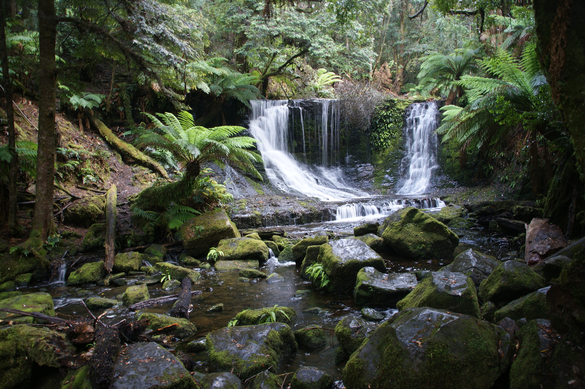 Sony Alpha DSLR-A350 + Sigma 18-200mm F3.5-6.3 DC sample photo. Horseshoe falls photography