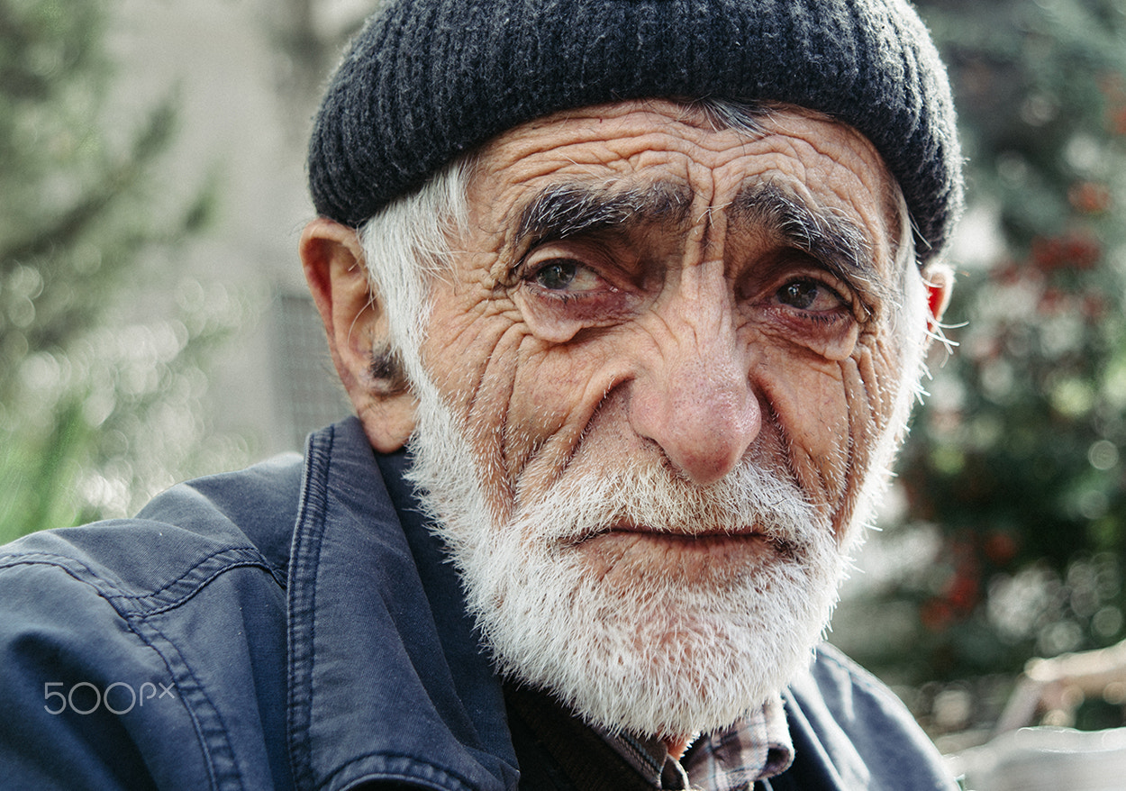 Nikon D800 + AF Zoom-Nikkor 24-120mm f/3.5-5.6D IF sample photo. Old man photography