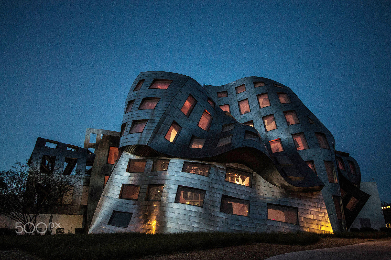 Canon EF-S 10-22mm F3.5-4.5 USM sample photo. Twisted building photography