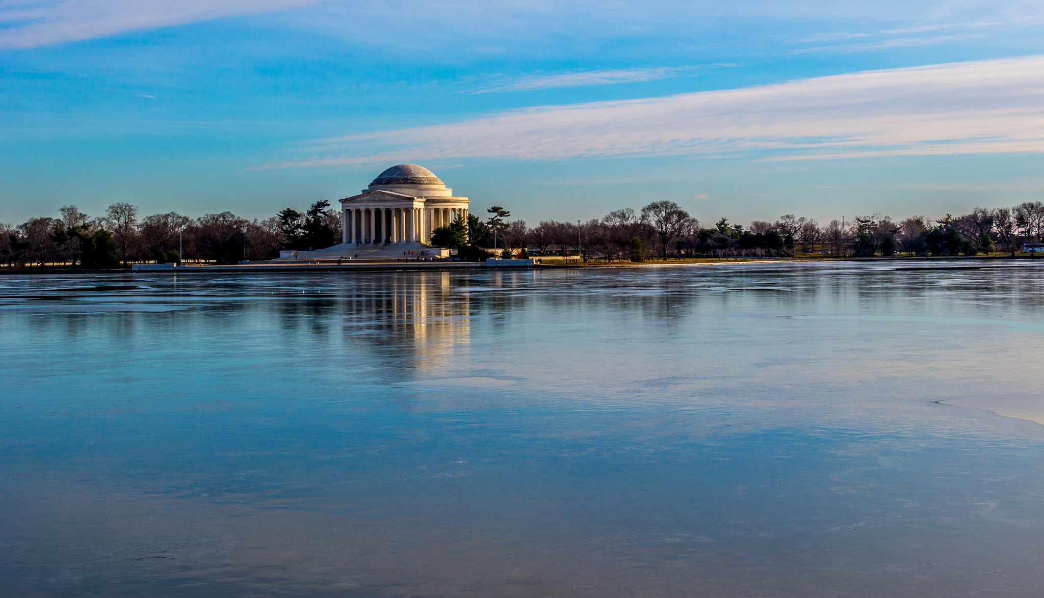 Samsung EK-GN120 + Samsung NX 30mm F2 Pancake sample photo. Jefferson memorial over ice photography