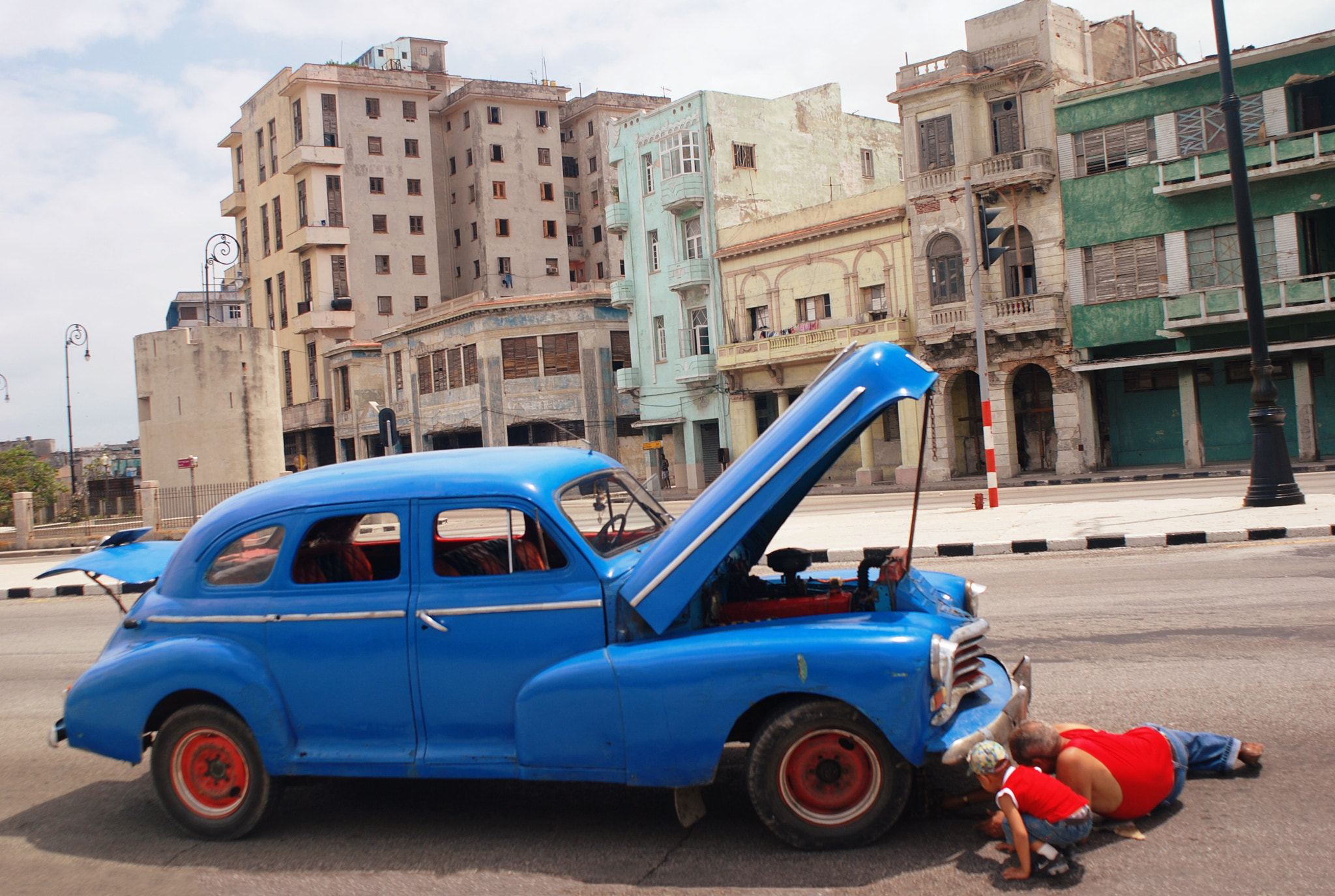 Nikon D80 + Nikon AF Nikkor 24mm F2.8D sample photo. Cuban car breakdown photography