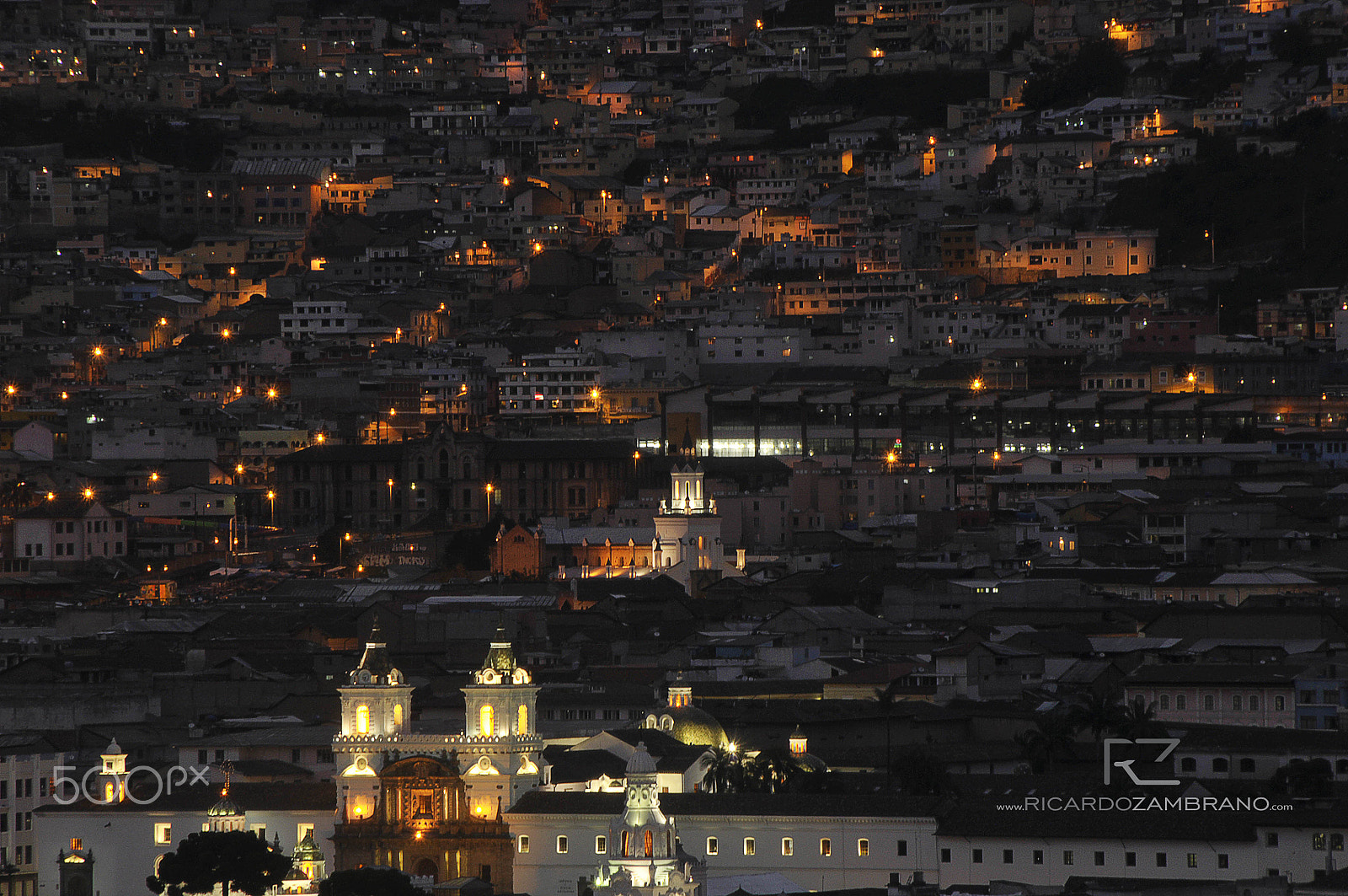 Nikon D300 + Tamron AF 18-200mm F3.5-6.3 XR Di II LD Aspherical (IF) Macro sample photo. Quito nocturno photography