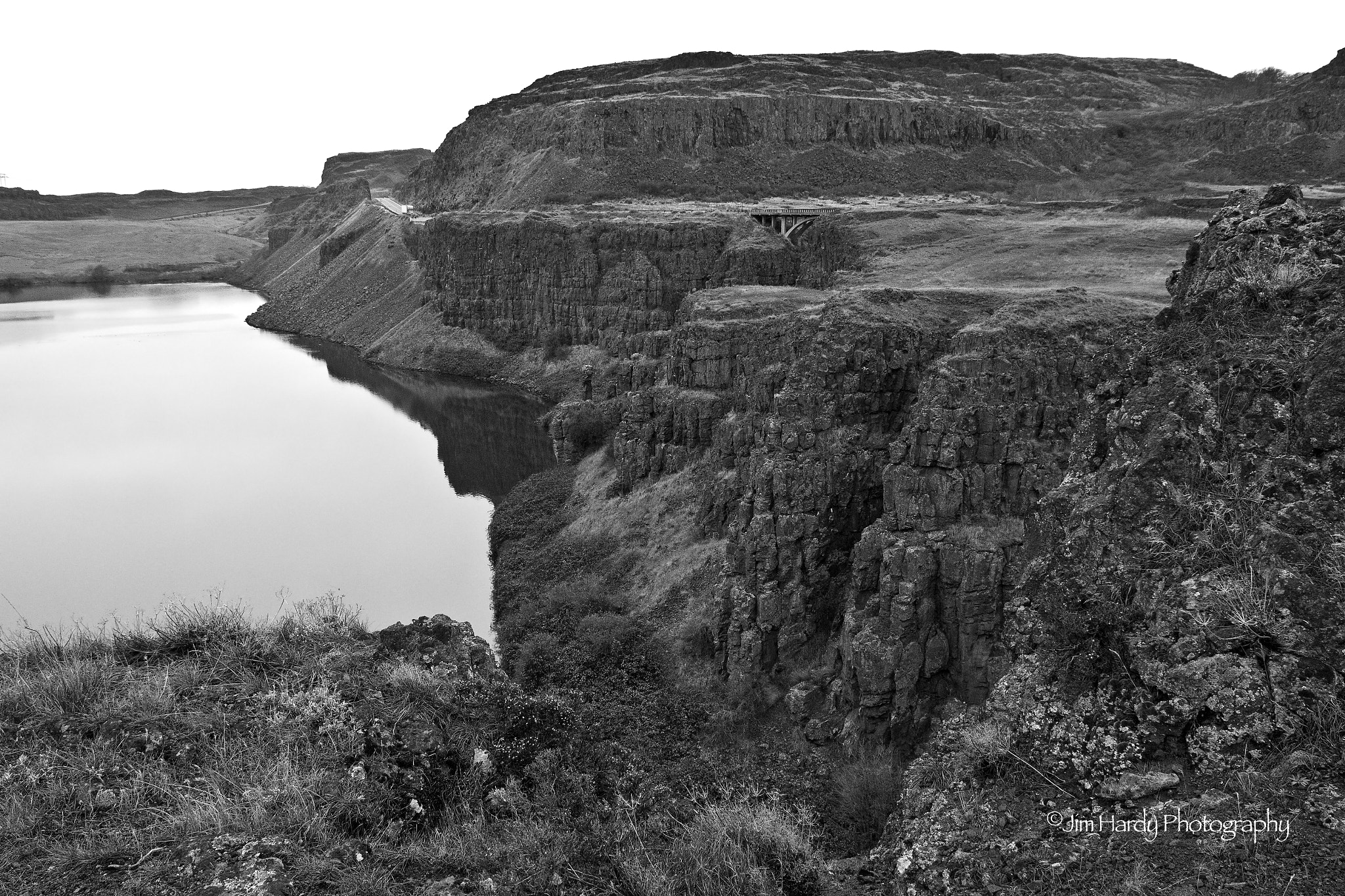 Canon EOS 550D (EOS Rebel T2i / EOS Kiss X4) + Canon EF-S 15-85mm F3.5-5.6 IS USM sample photo. Horsethief butte bw photography