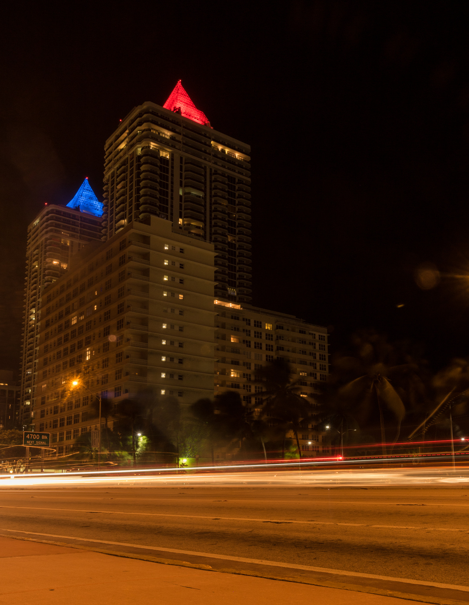 Canon EOS 760D (EOS Rebel T6s / EOS 8000D) + Canon EF-S 10-18mm F4.5–5.6 IS STM sample photo. Miami lights photography