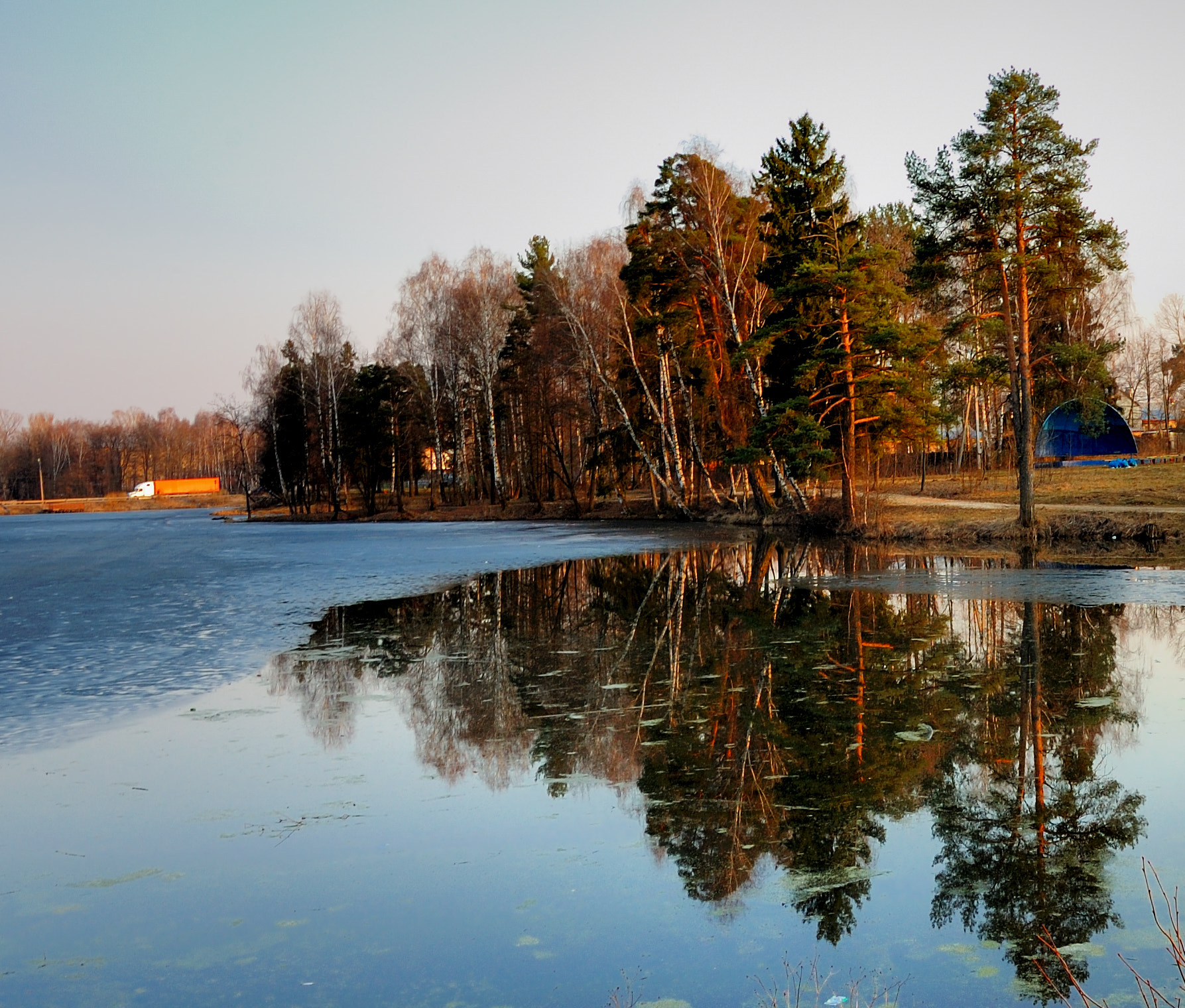 Nikon D40 + Sigma 18-50mm F2.8 EX DC Macro sample photo. The last ice photography