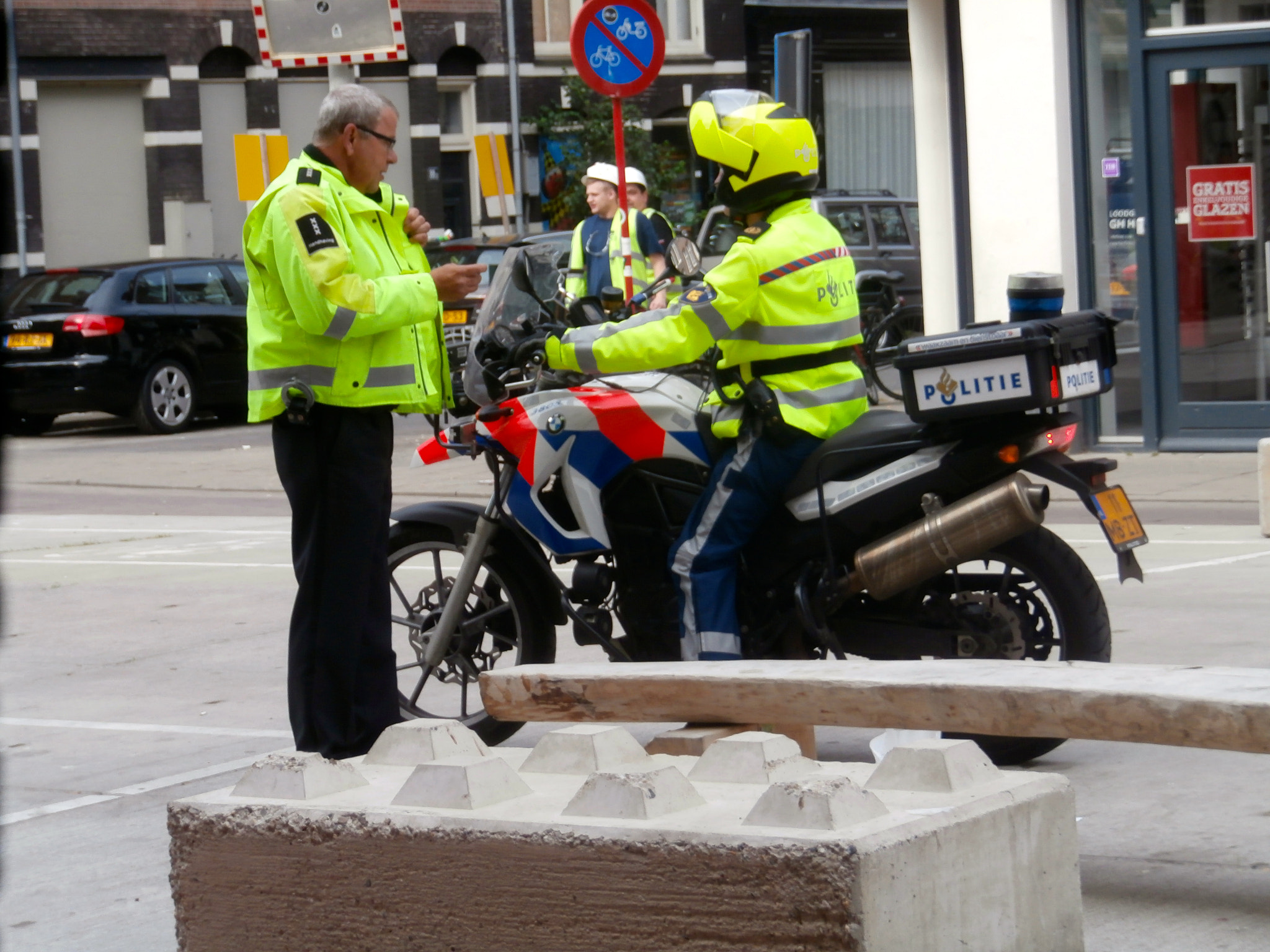 Olympus VR360,D760 sample photo. Politie controle ,albert cuyp photography