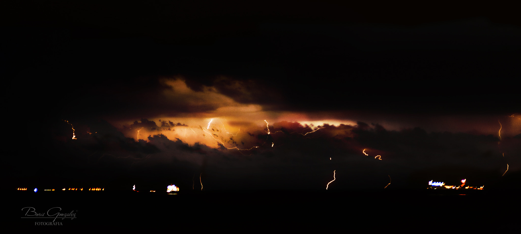 AF Zoom-Nikkor 28-105mm f/3.5-4.5D IF sample photo. Storm at sea photography
