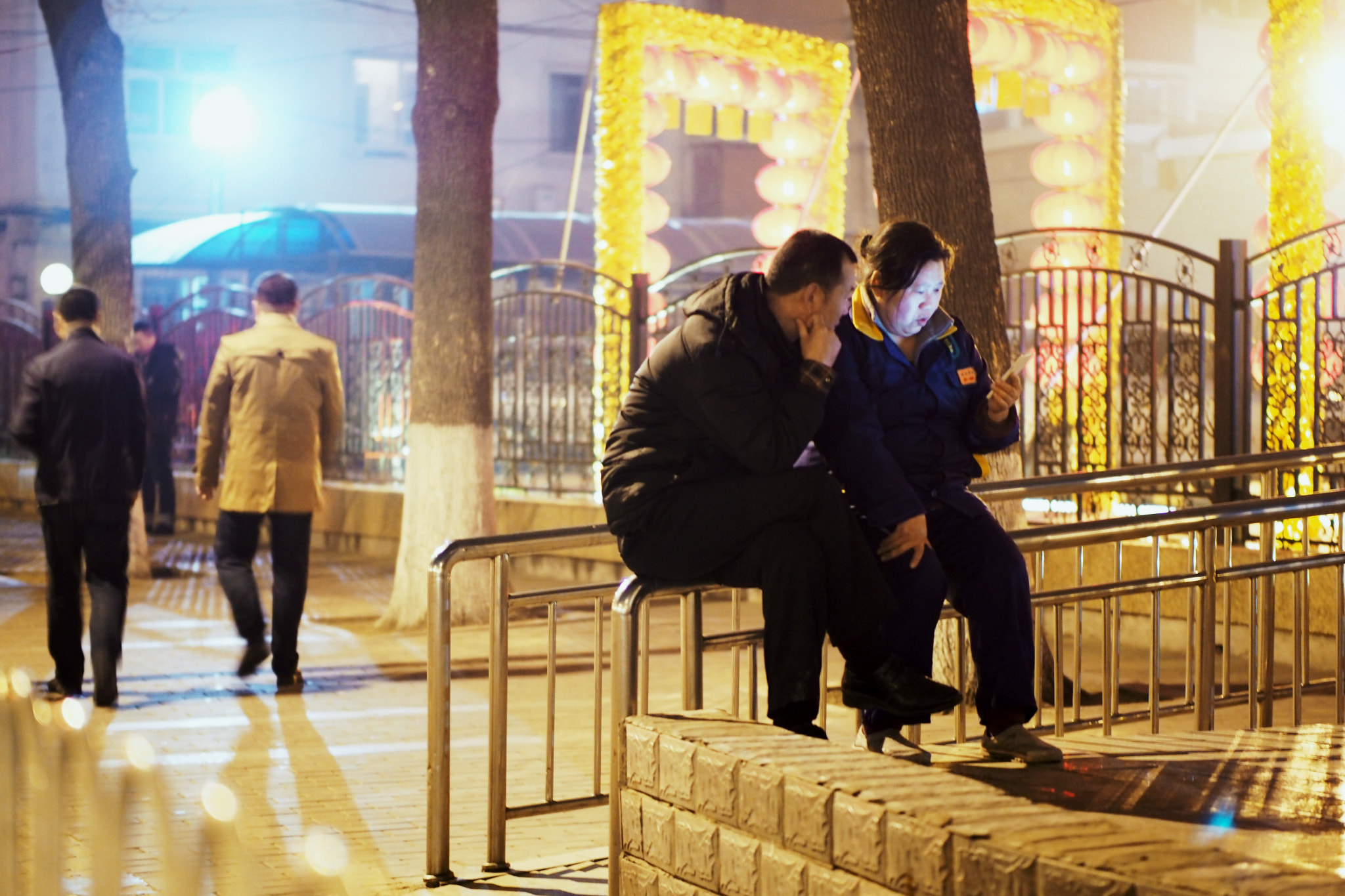 Panasonic Leica DG Nocticron 42.5mm F1.2 ASPH OIS sample photo. People on the street  photography