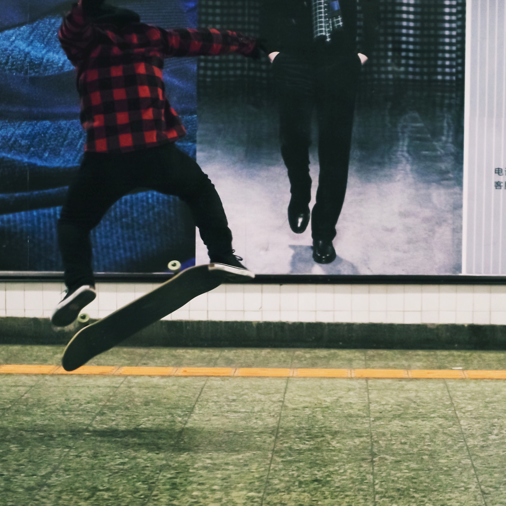 Olympus PEN E-P5 + Panasonic Leica DG Nocticron 42.5mm F1.2 ASPH OIS sample photo. Skate boy in the subway photography