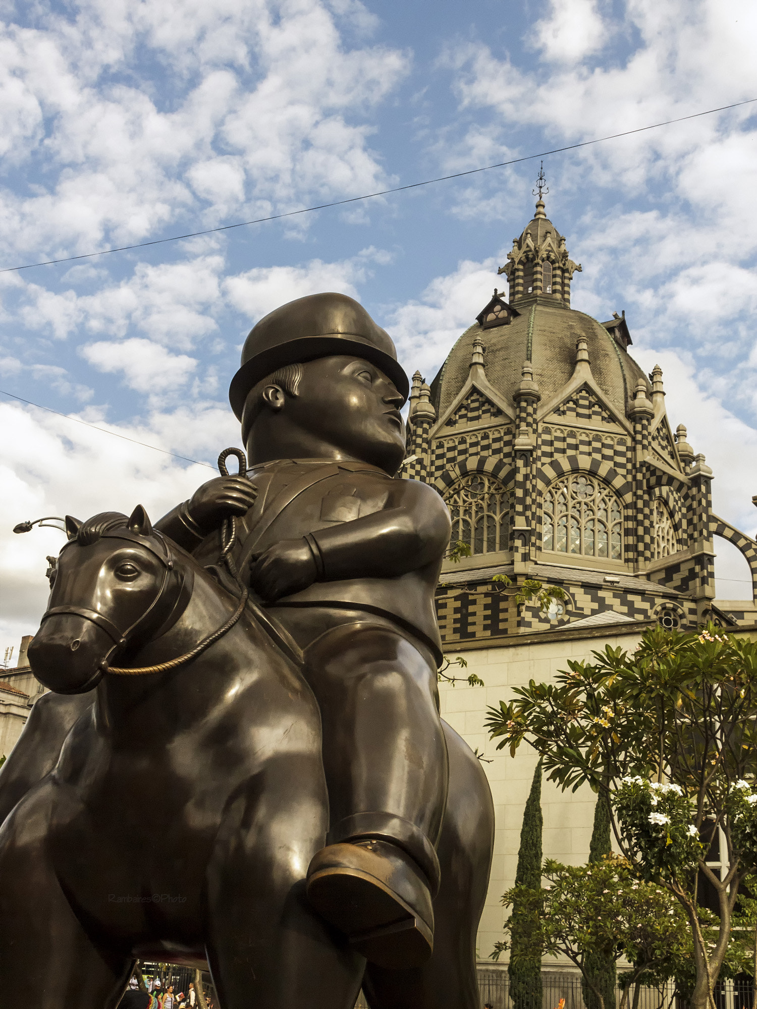 Canon EOS 550D (EOS Rebel T2i / EOS Kiss X4) sample photo. Botero, en la vía pública photography