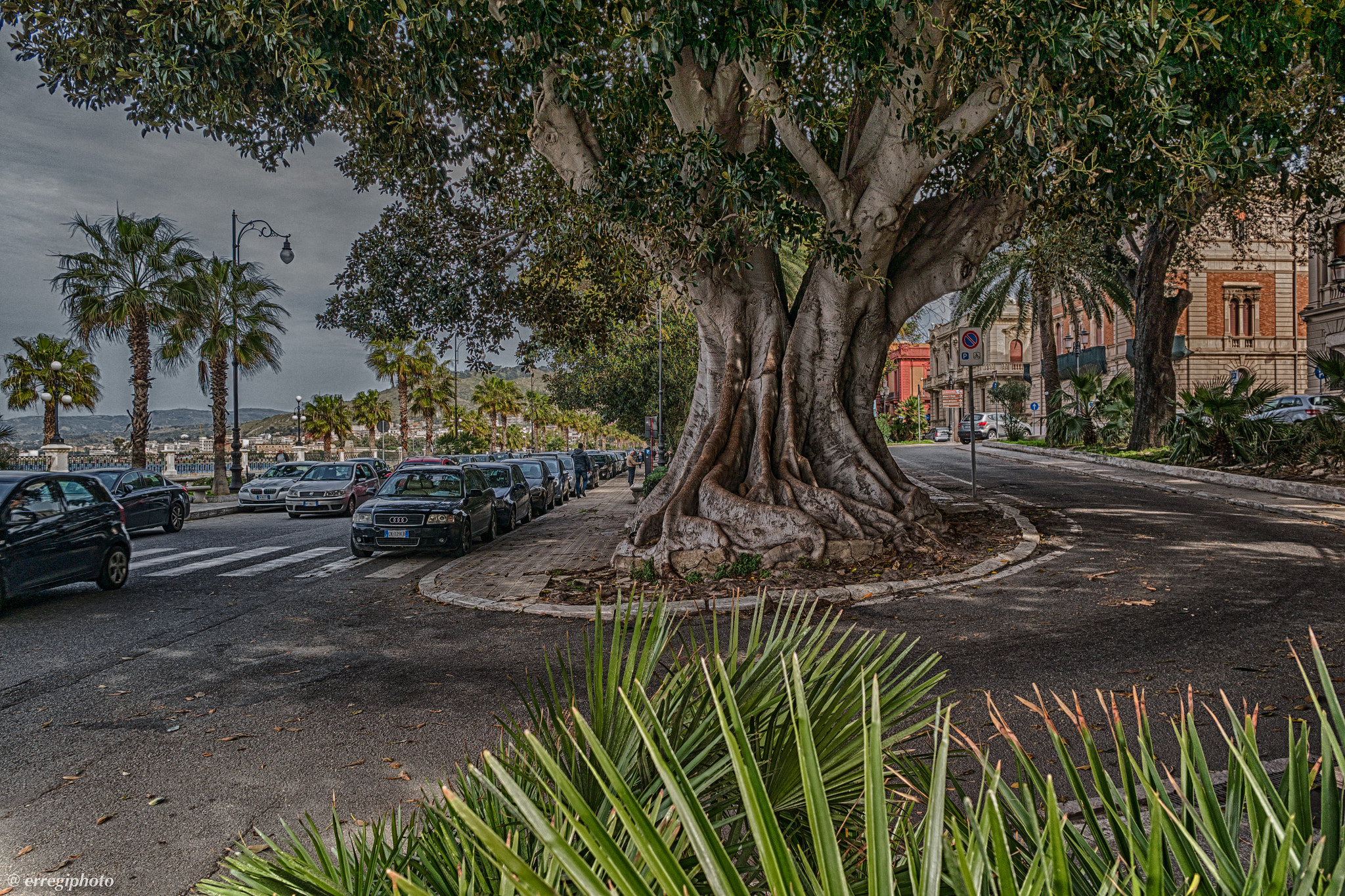 Samsung NX300M + Samsung NX 16mm F2.4 Pancake sample photo. The giant- lungomare di reggio calabria photography