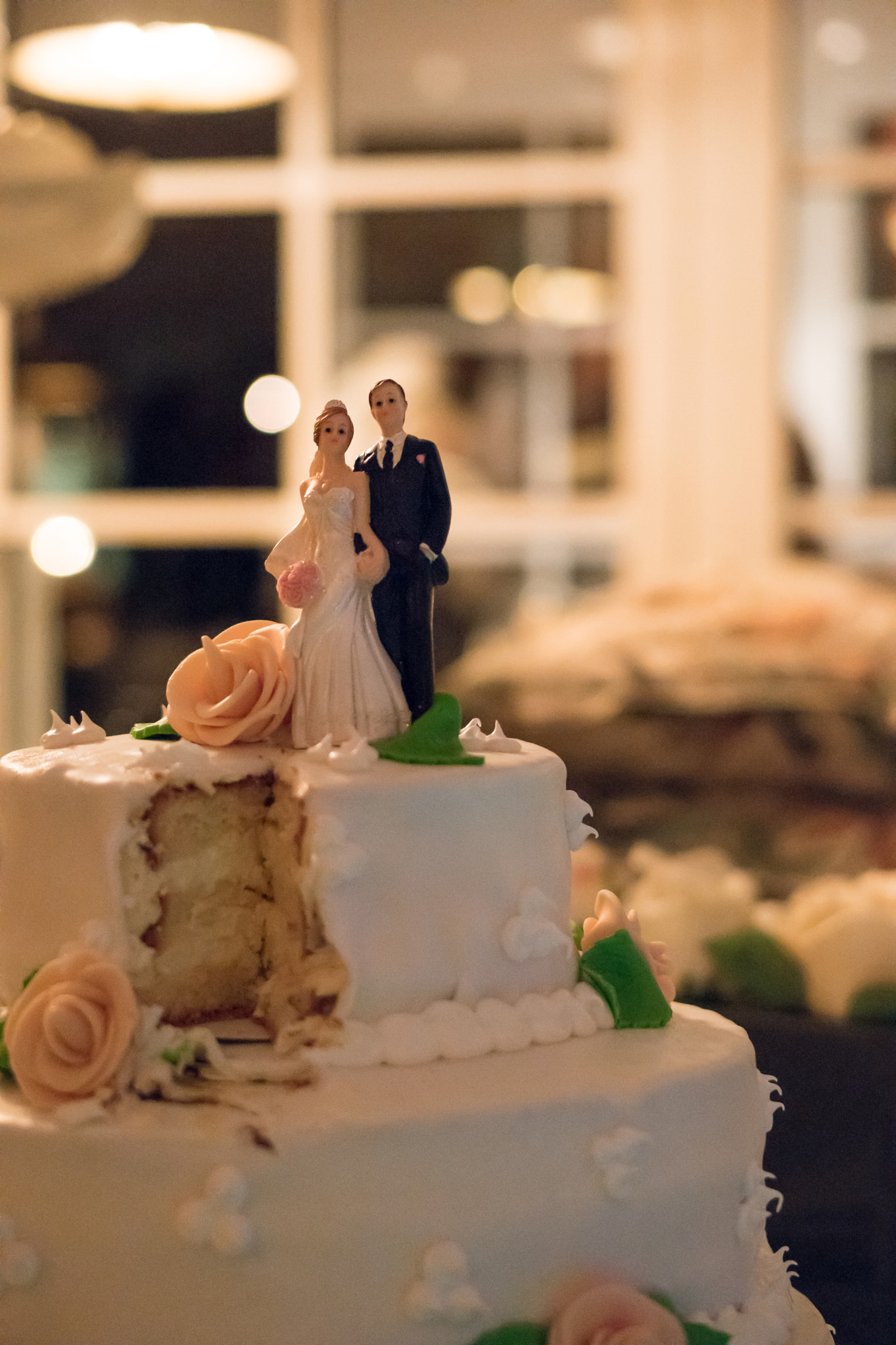 Samsung NX 45mm F1.8 sample photo. Wedding cake photography