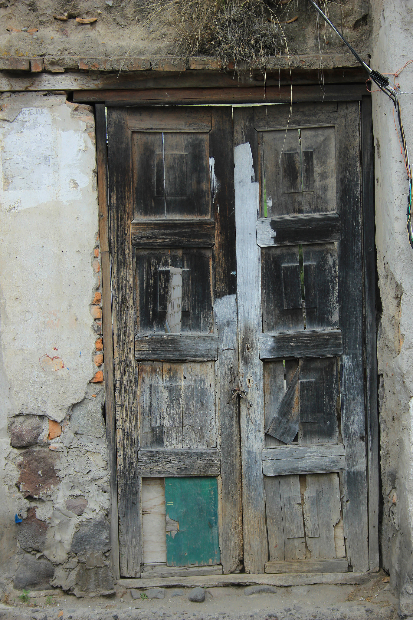 Canon EF-S 18-55mm F3.5-5.6 sample photo. Old door photography