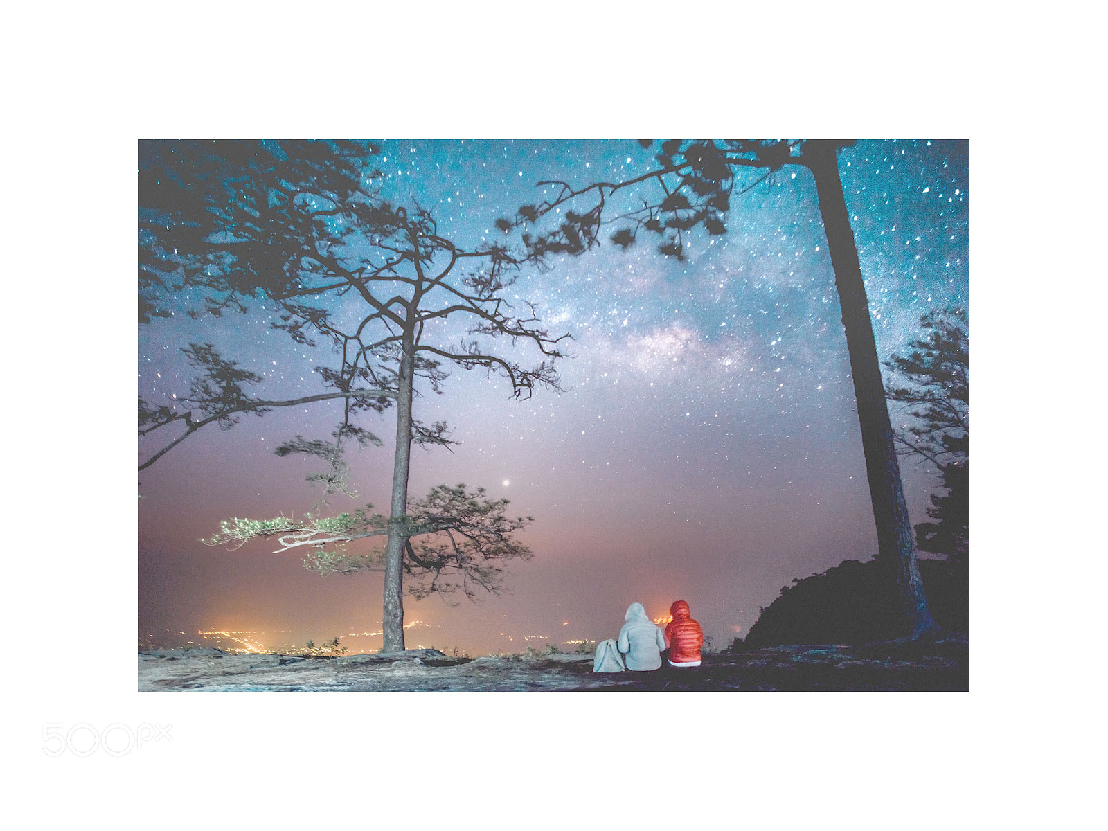 AF Zoom-Nikkor 24-120mm f/3.5-5.6D IF sample photo. A couple watch the milky way before sunrise photography