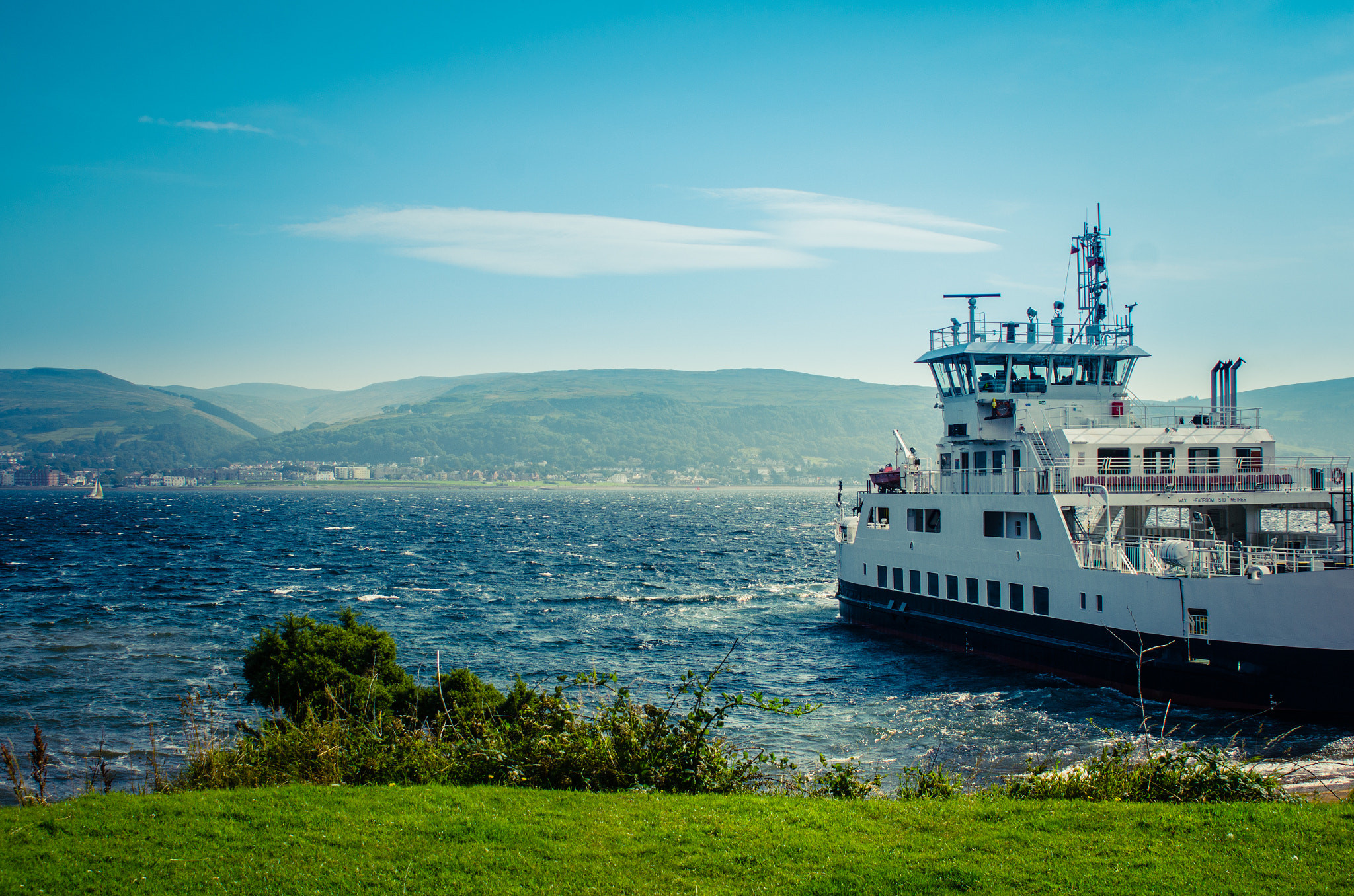 AF Zoom-Nikkor 28-200mm f/3.5-5.6D IF sample photo. Scottish island ferry photography