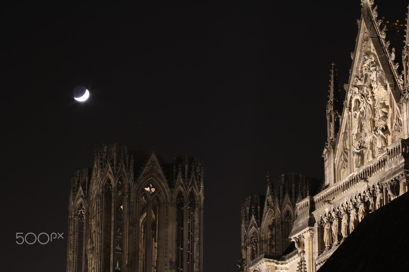 Canon EOS 750D (EOS Rebel T6i / EOS Kiss X8i) + Canon EF 85mm F1.8 USM sample photo. Cathedral in reims by night photography