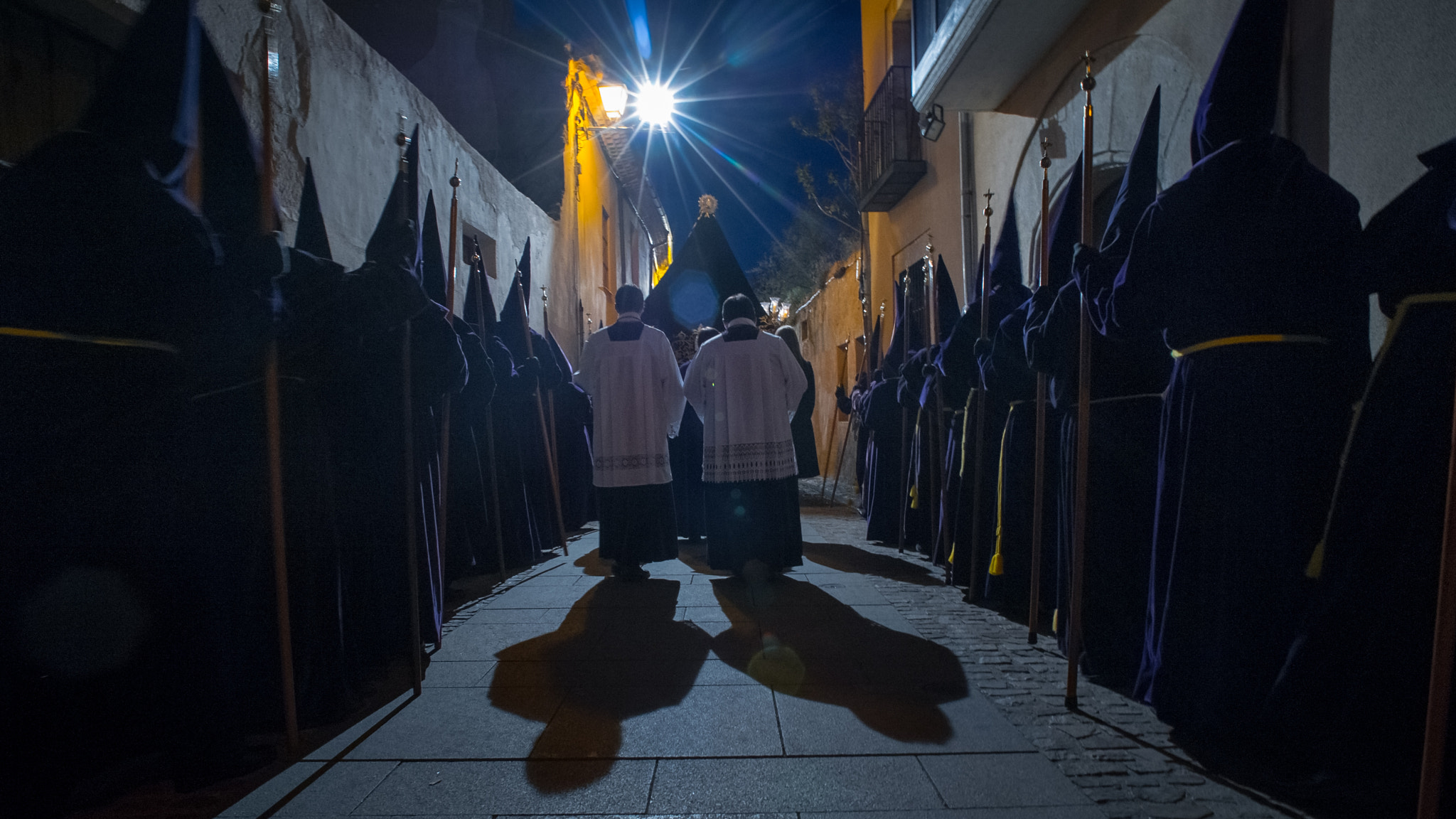 Nikon D3S + Nikon AF Nikkor 20mm F2.8D sample photo. Cofradía de la santa vera cruz disciplina y penitencia photography