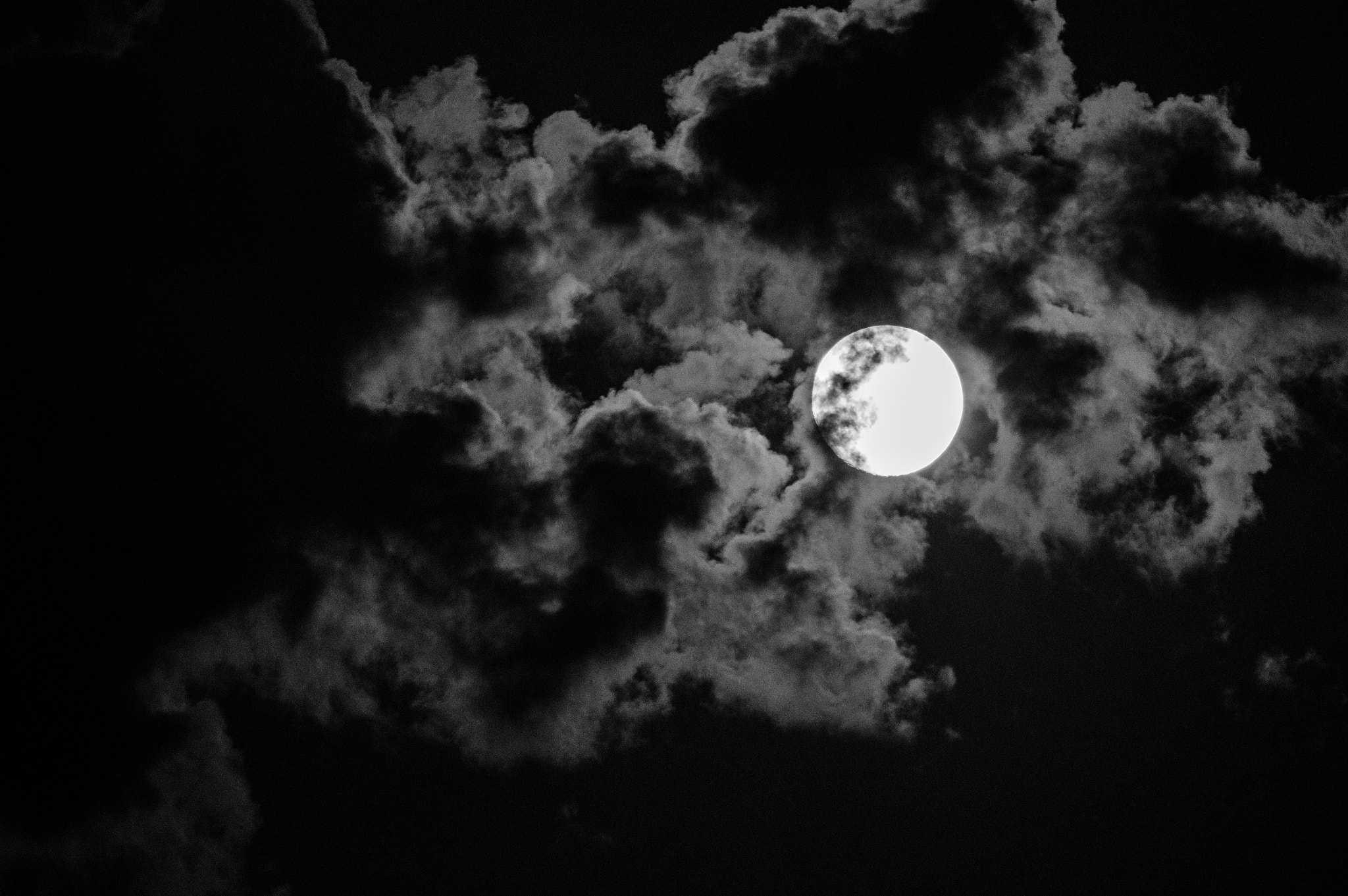 Sony 75-300mm F4.5-5.6 sample photo. La luna llena - full moon  and the clouds  photography