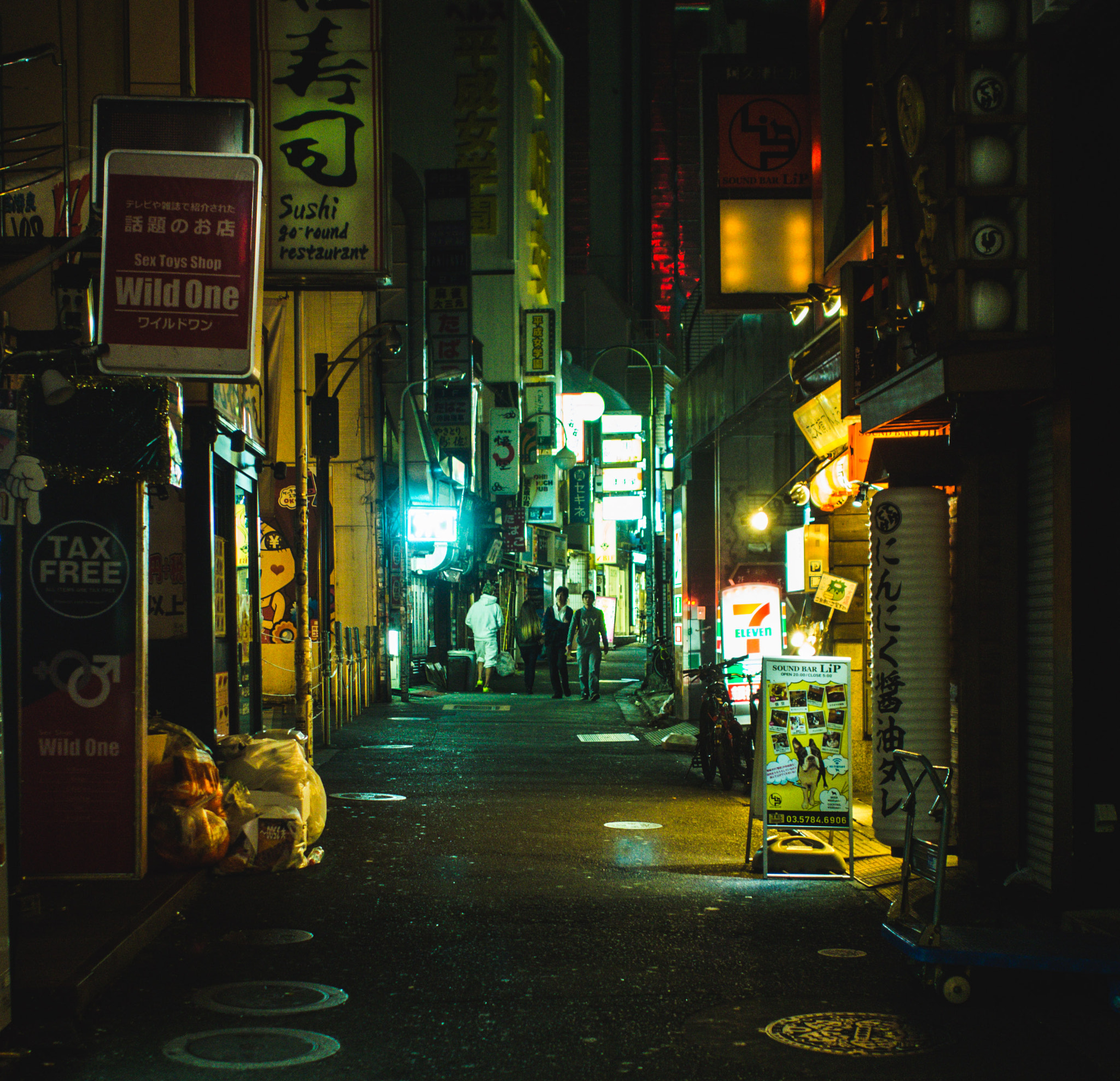 Olympus OM-D E-M5 + Olympus M.Zuiko Digital 17mm F1.8 sample photo. Tokyo alleyway photography