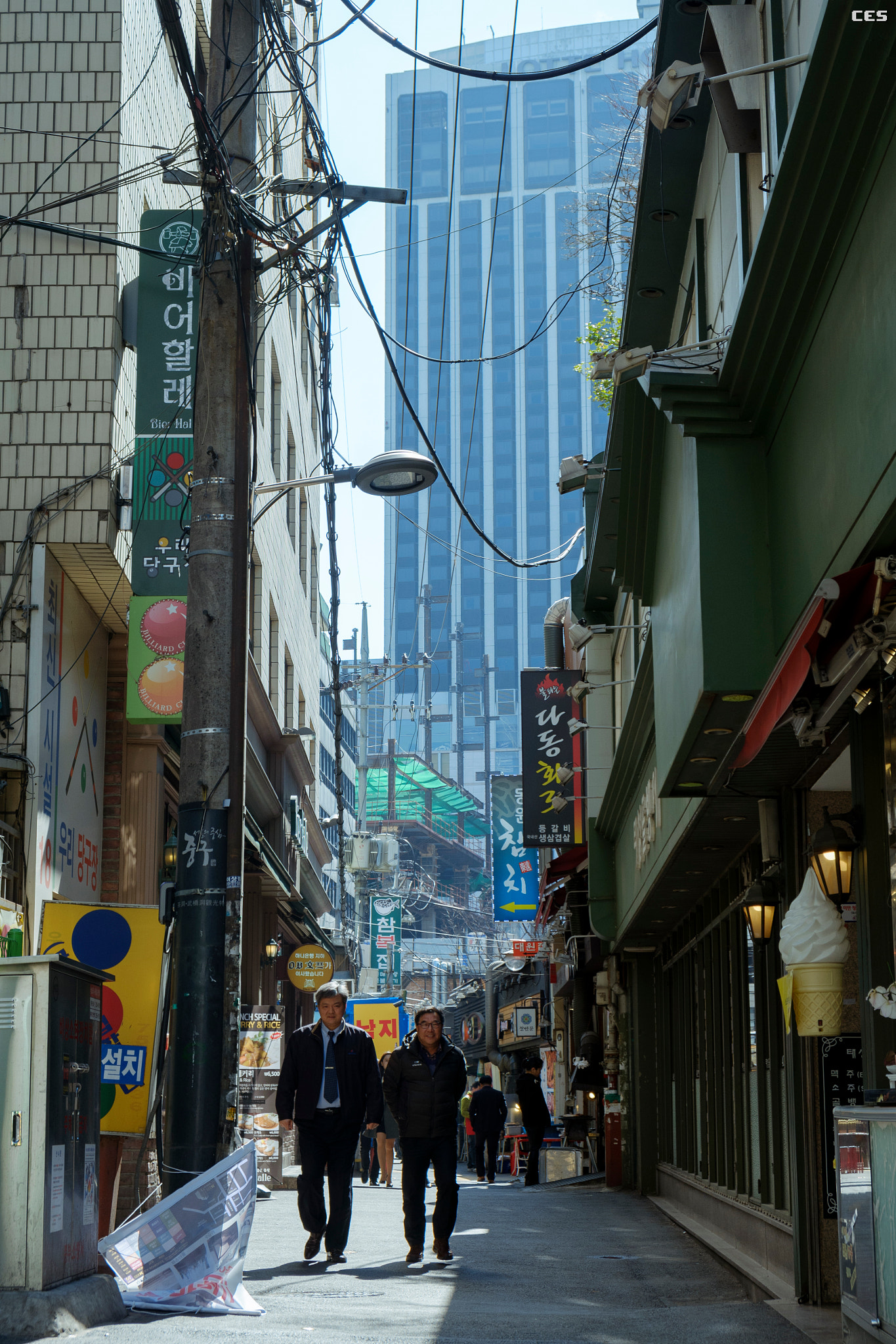 Fujifilm X-A2 + Fujifilm XF 18-55mm F2.8-4 R LM OIS sample photo. Street and businessman photography