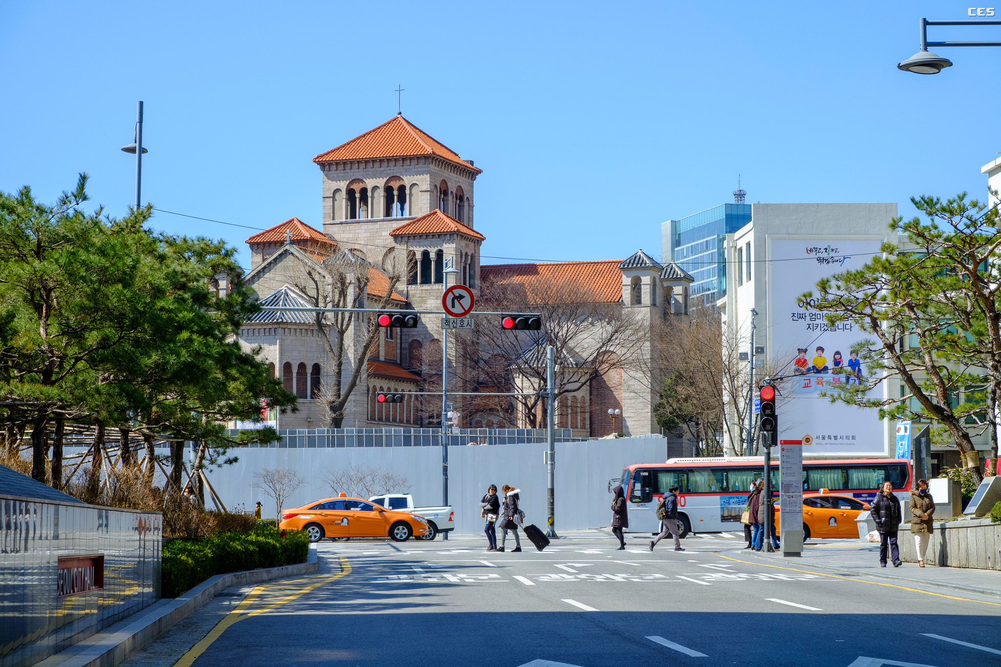 Fujifilm X-A2 + Fujifilm XF 18-55mm F2.8-4 R LM OIS sample photo. Tourists photography