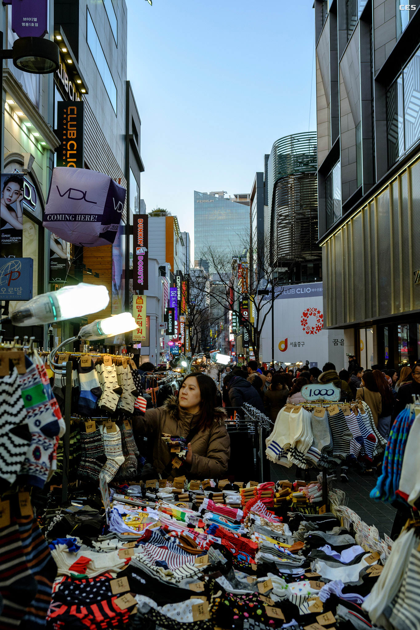 Fujifilm X-A2 + Fujifilm XF 18-55mm F2.8-4 R LM OIS sample photo. Stalls in myeong-dong photography